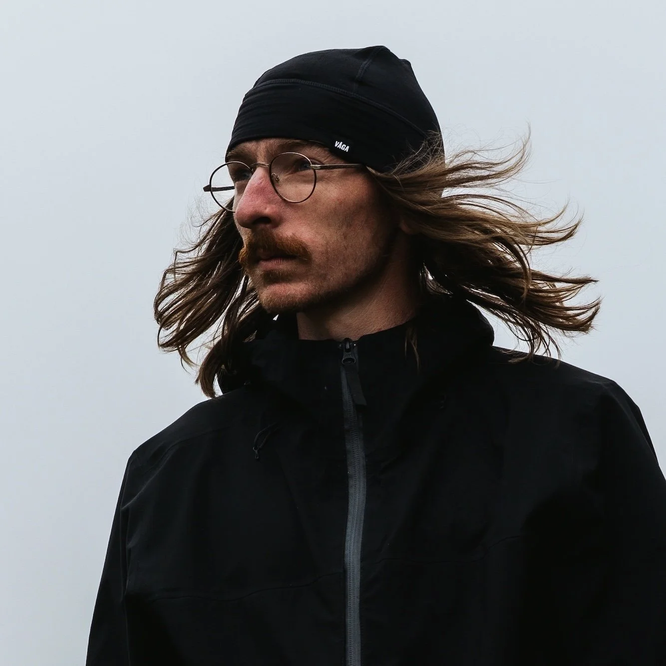 Male runner wearing the VÅGA Summit Performance Skull Cap.