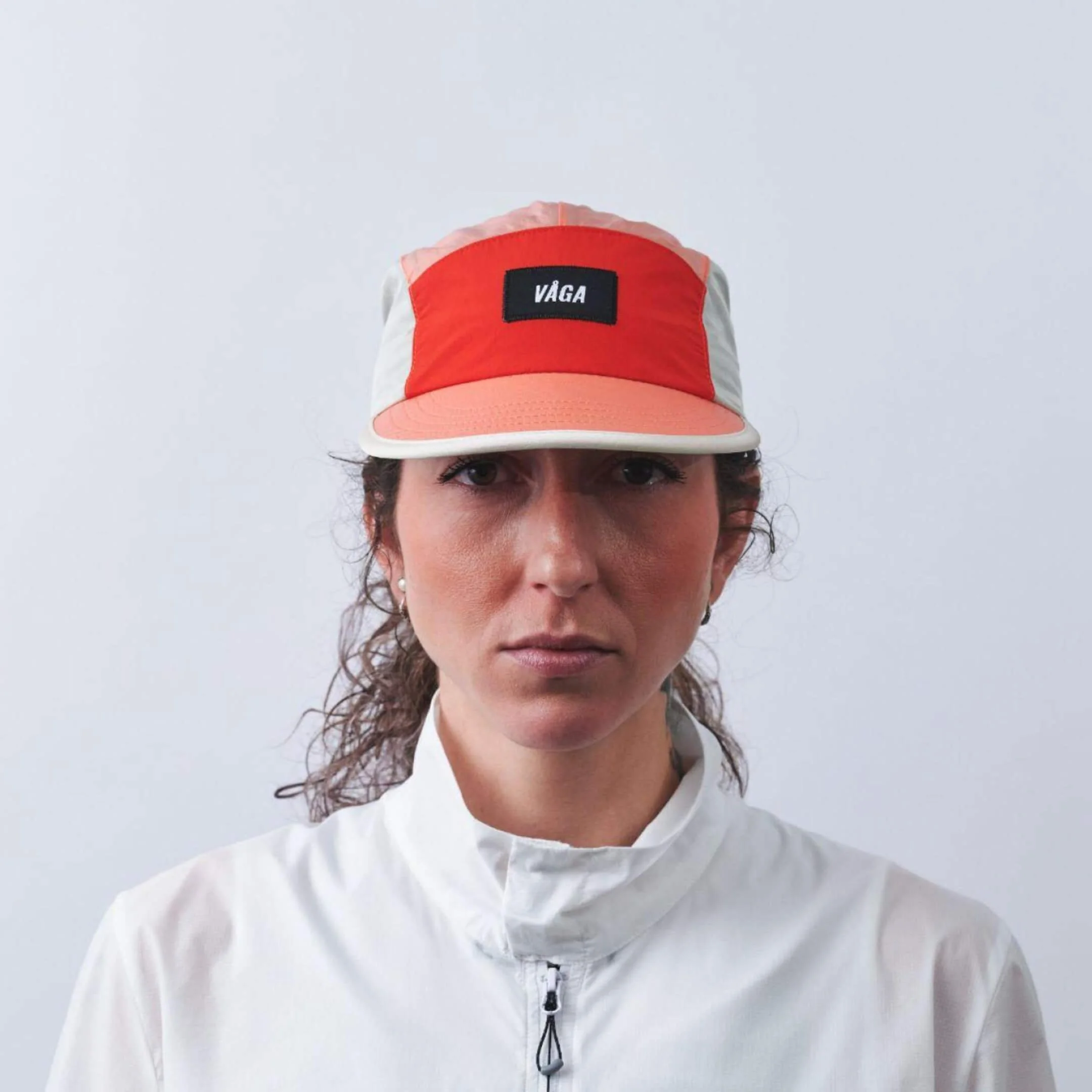 vaga-pacer-cap-running-cap-flamered-coral-dustgrey-model-front.jpg