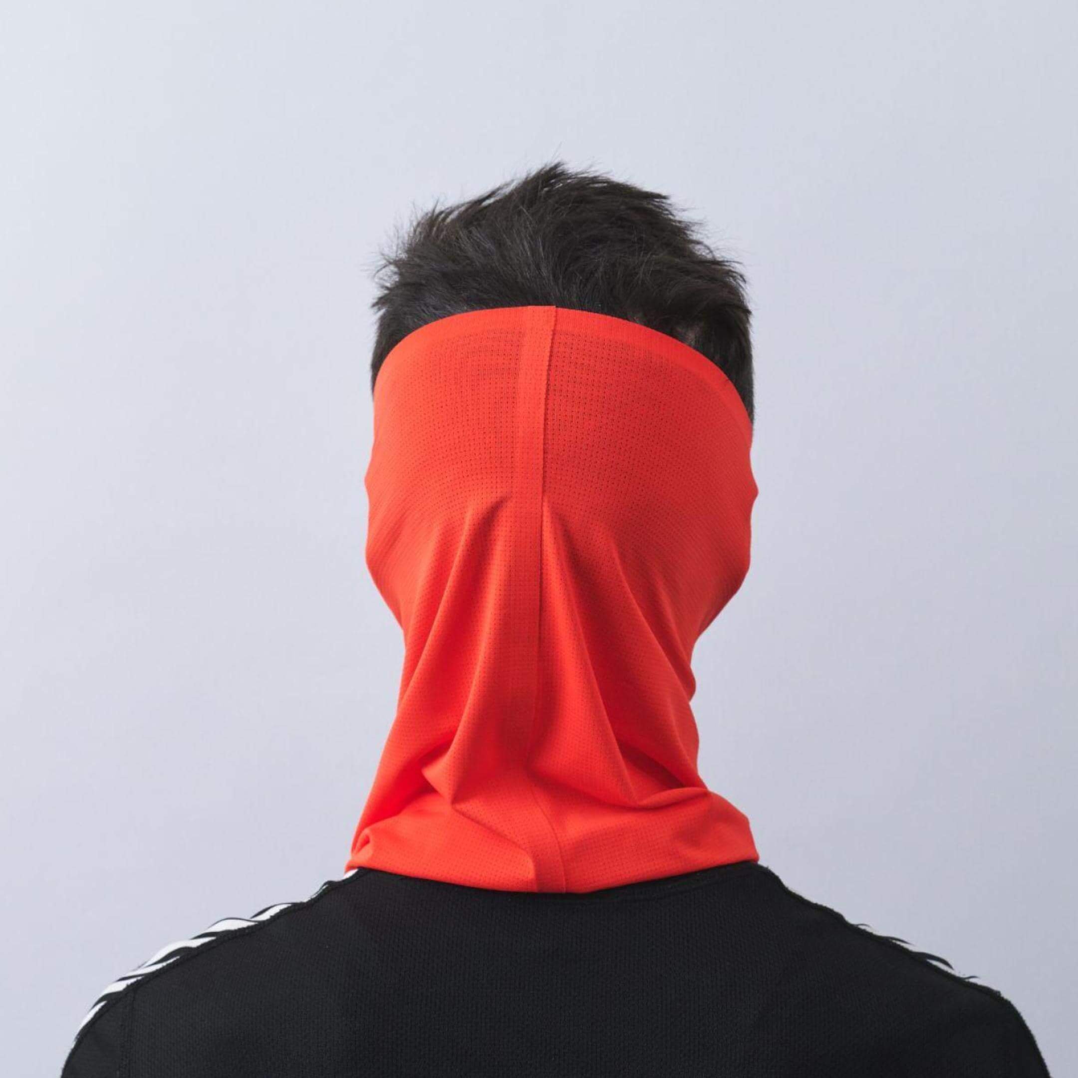 vaga-lightweight-mesh-running-neck-gaiter-neonpeach-model-back.jpg