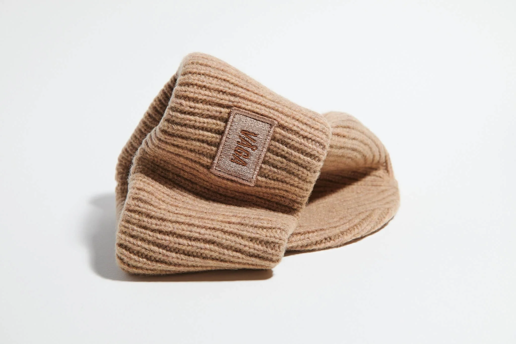 Shop Lambswool Chunky Beanie in Dusk Brown | VÅGA