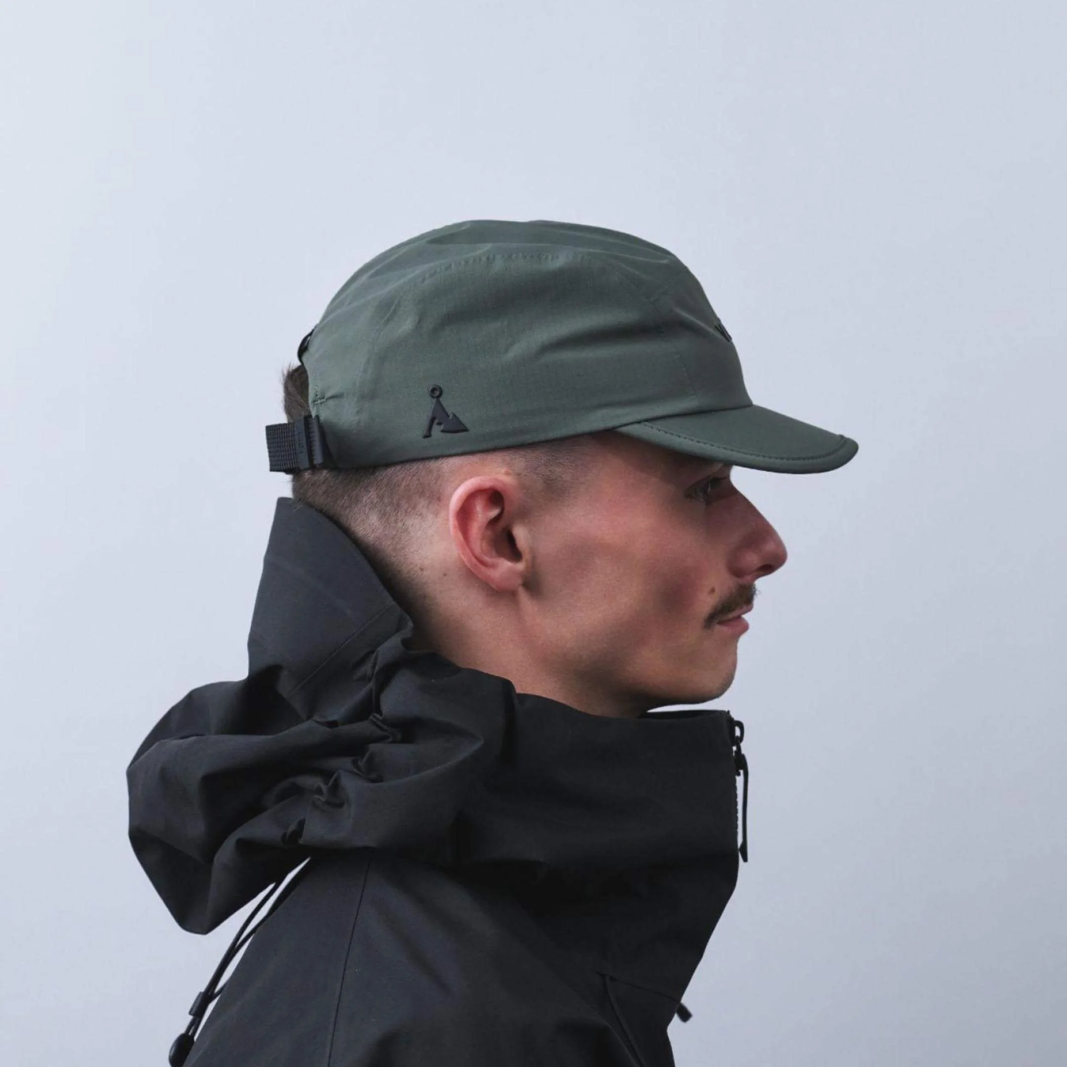 vaga-fell-cap-waterproof-running-cap-charcoal-model-profile.jpg