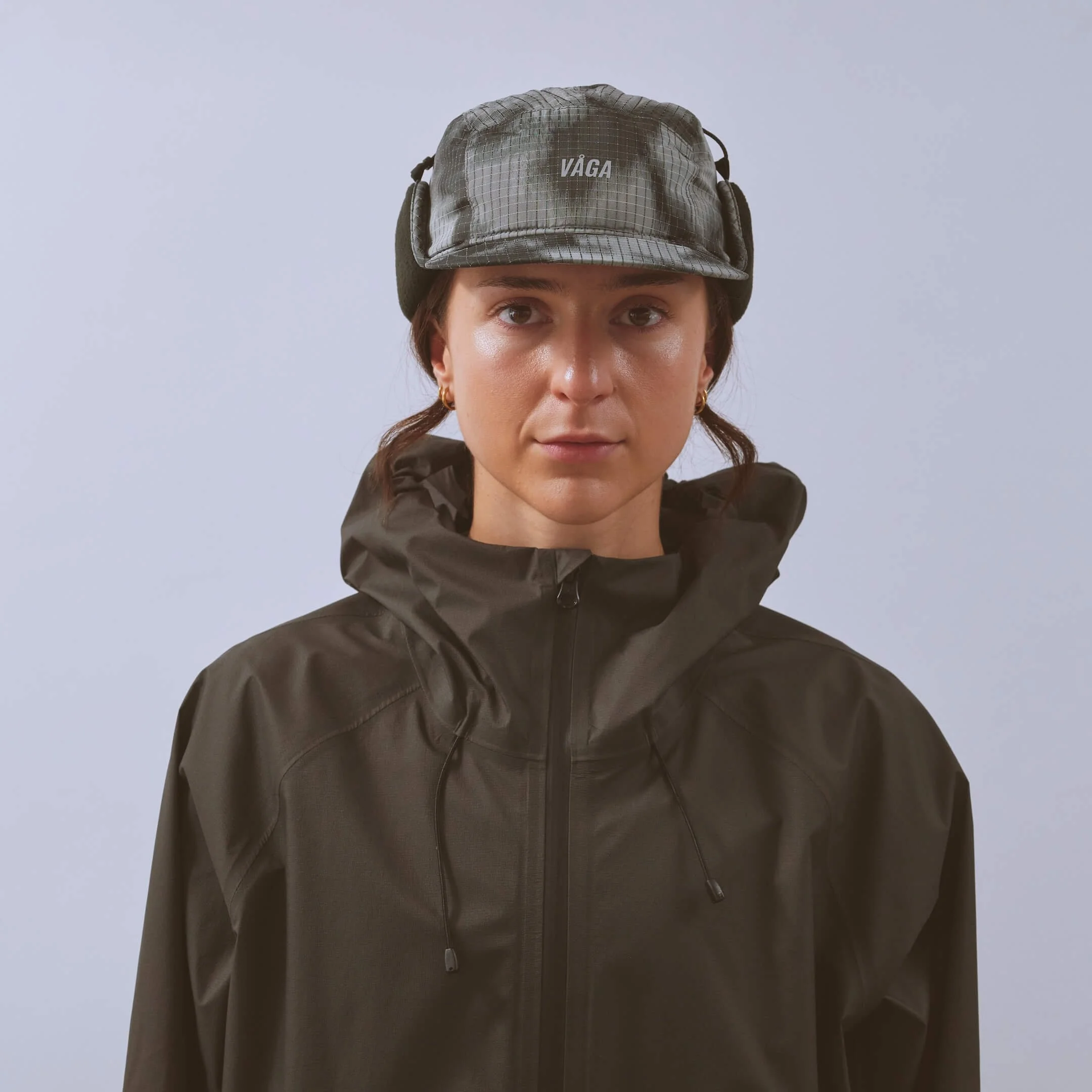 vaga-padded-hiker-cap-black-greyreflective-model-front-up.jpg