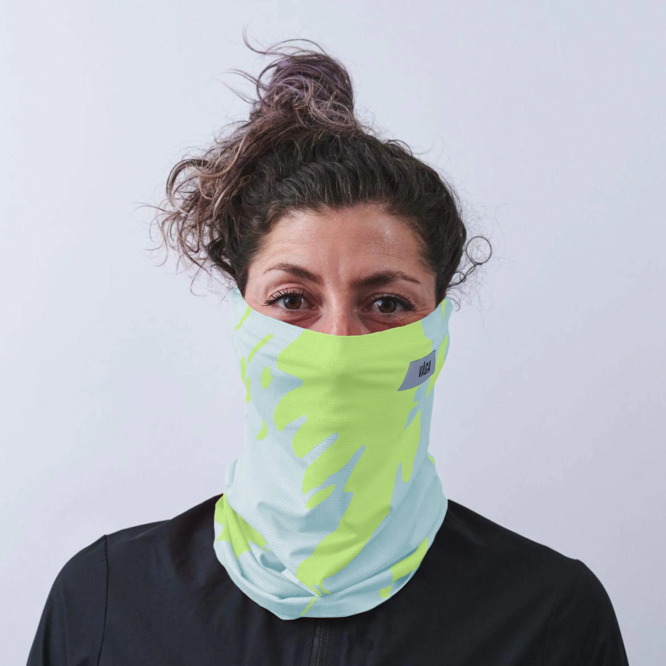 vaga-lightweight-mesh-running-neck-gaiter-mint-yellow-model-front.jpg