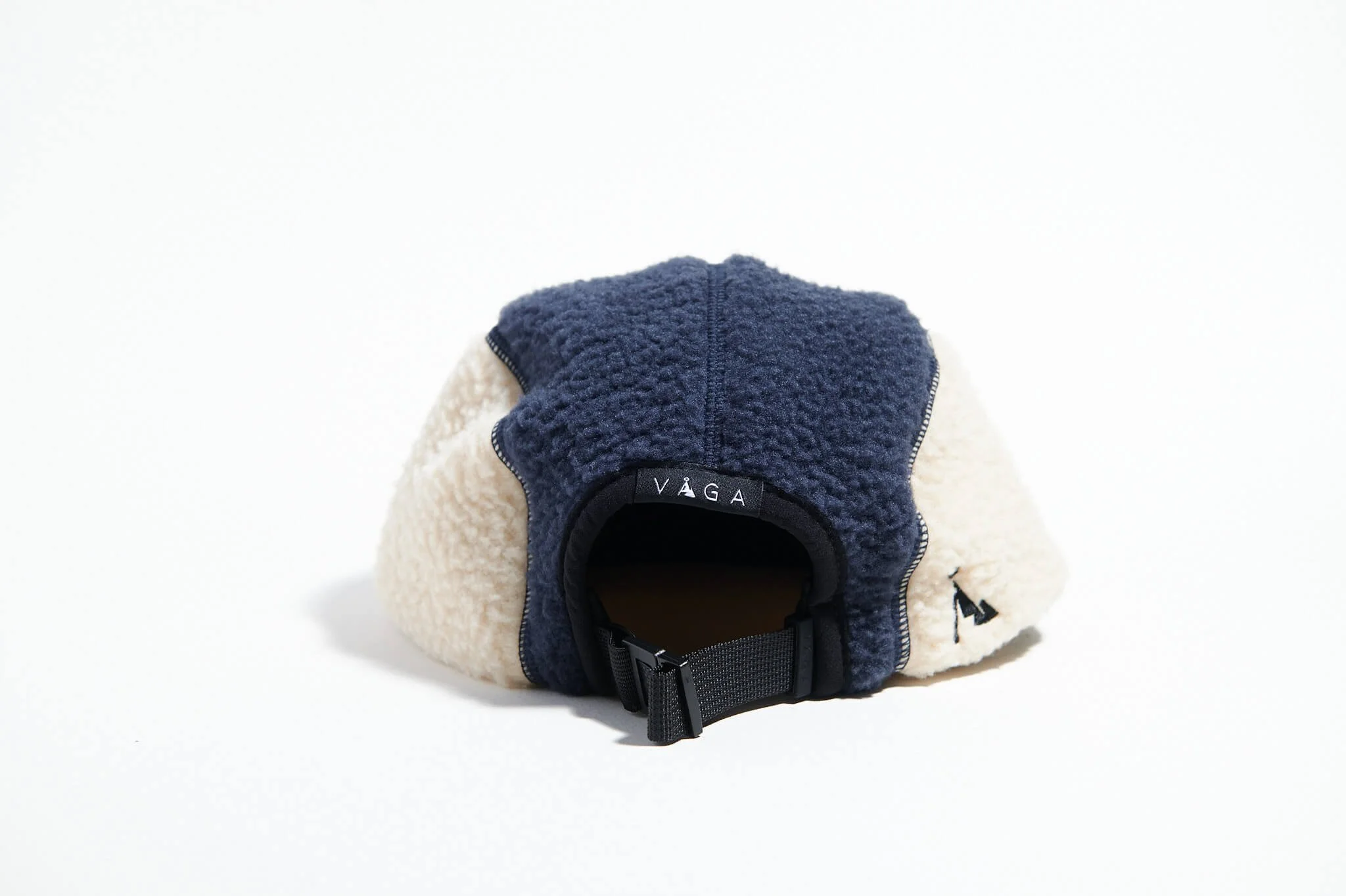 våga-teddy-fleece-cap-navy-off-white-back.jpg