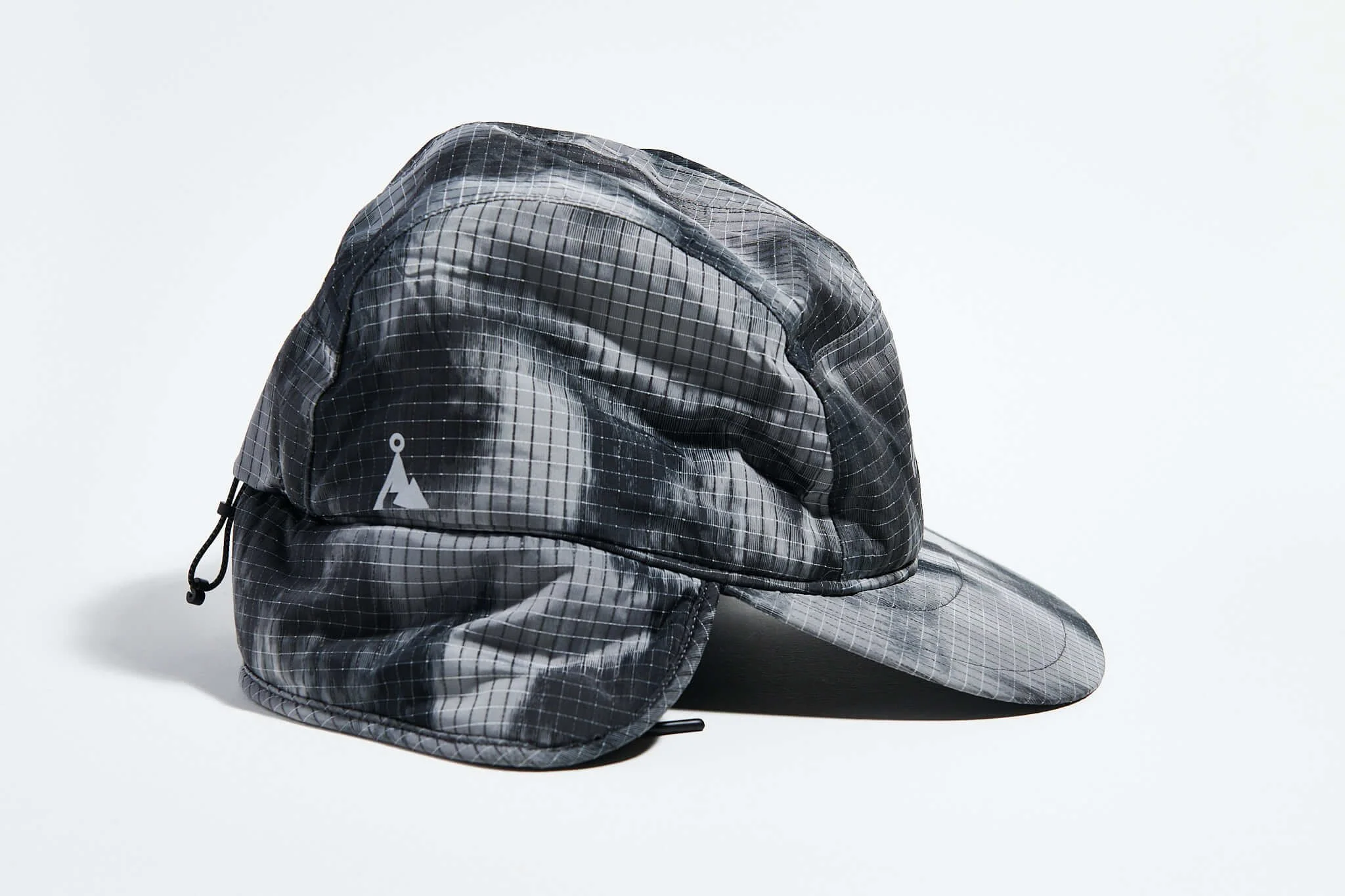 våga-padded-hiker-cap-black-grey-reflective-side.jpg
