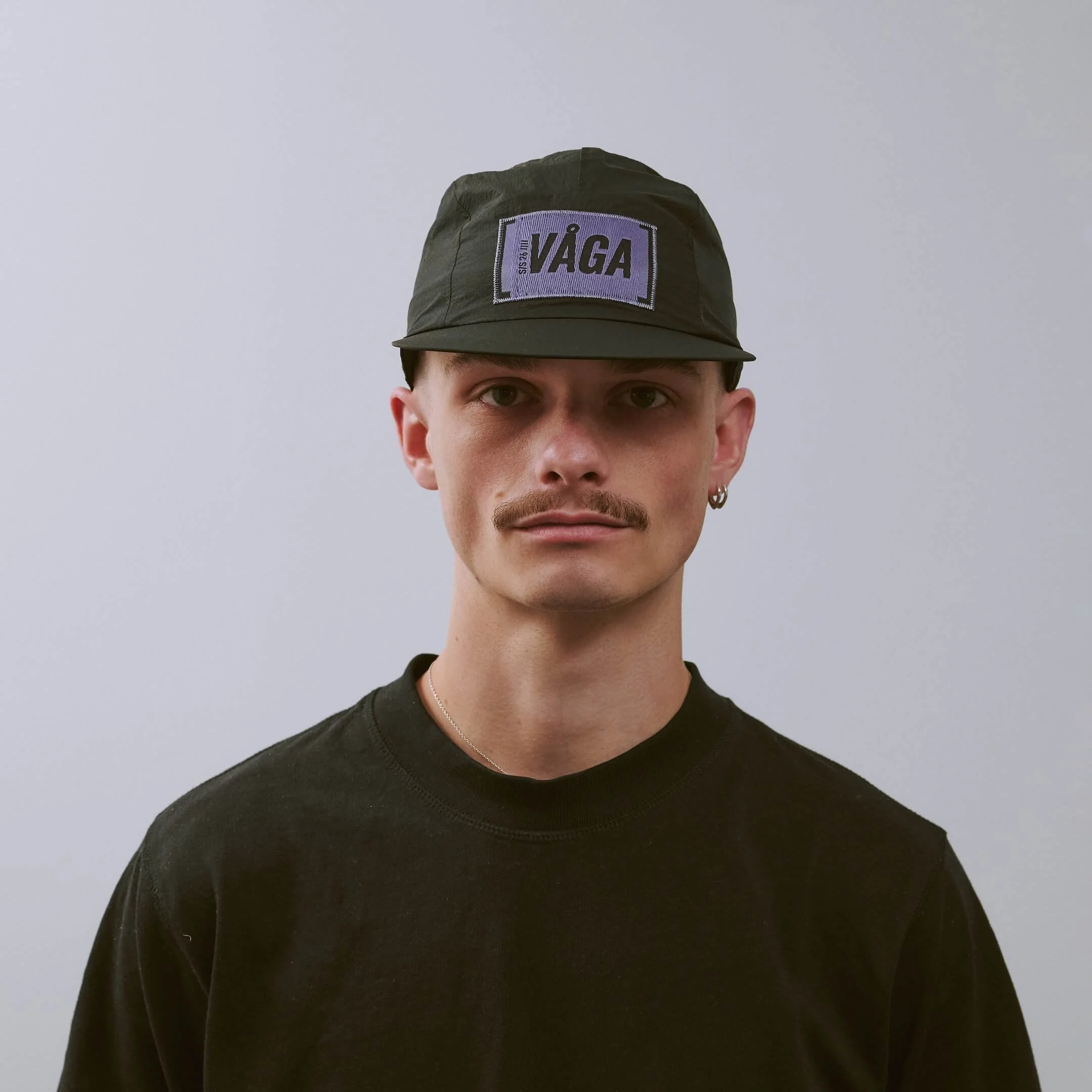 vaga-feather-edge-cap-racing-cap-black-r-model-front-alt.jpg