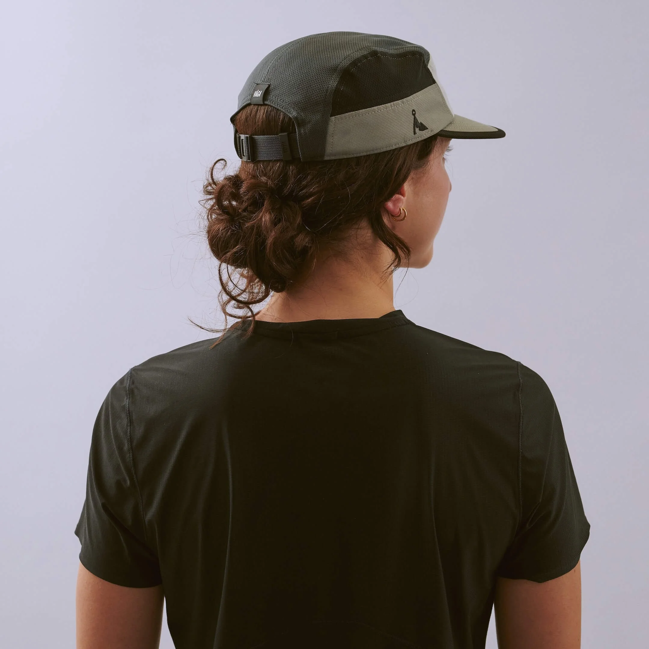 vaga-club-cap-running-cap-LightGrey-MidGrey-Black-l-model-angle.jpg