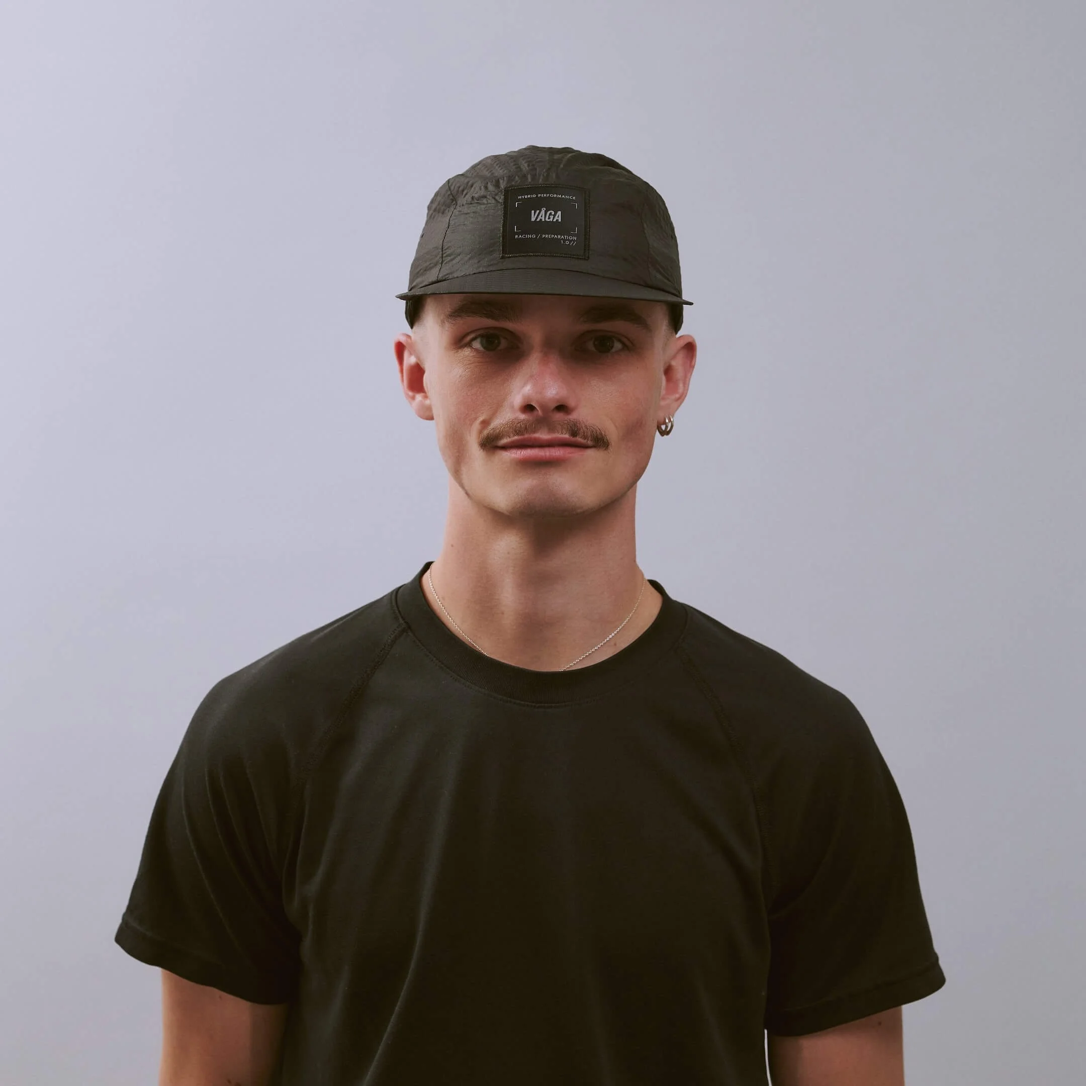 vaga-viper-lite-cap-textured-running-cap-black-r-model-front.jpg