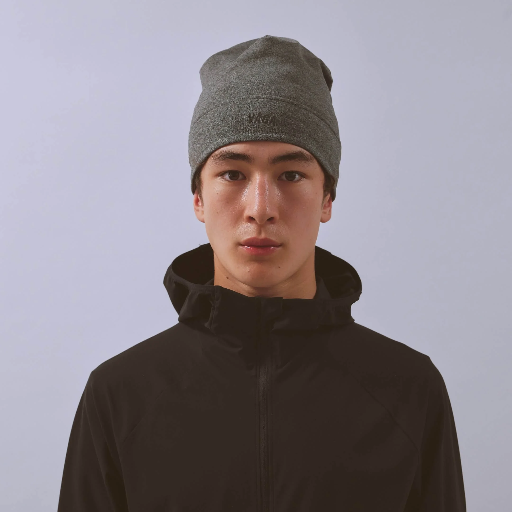 vaga-performance-skull-cap-running-hat-darkgreymelange-model-front.jpg