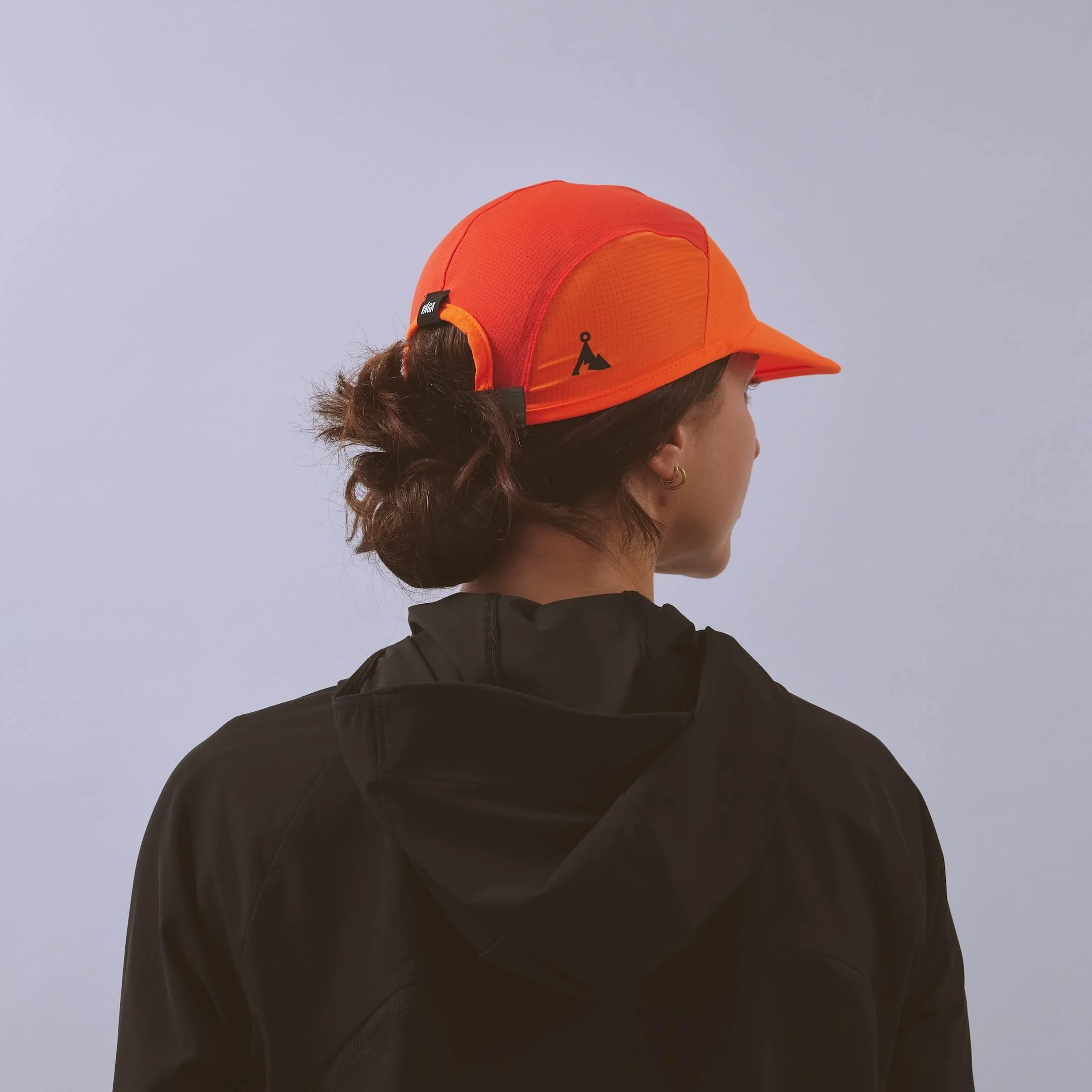 vaga-transit-lite-cap-unstructured-running-cap-neonorange-coral-model-back-angle.jpg
