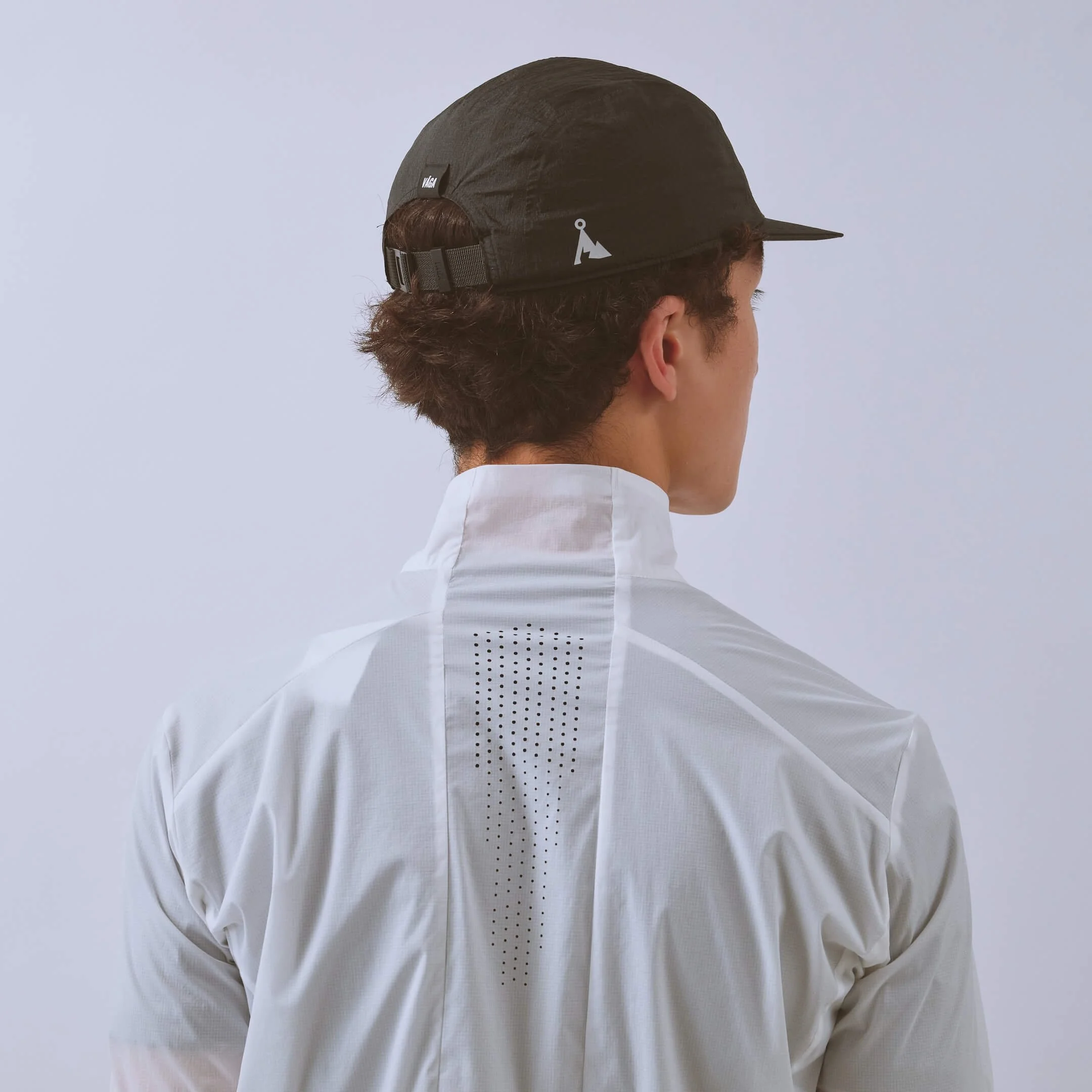vaga-wind-resistant-cap-running-cap-stormblack-model-back-angle.jpg