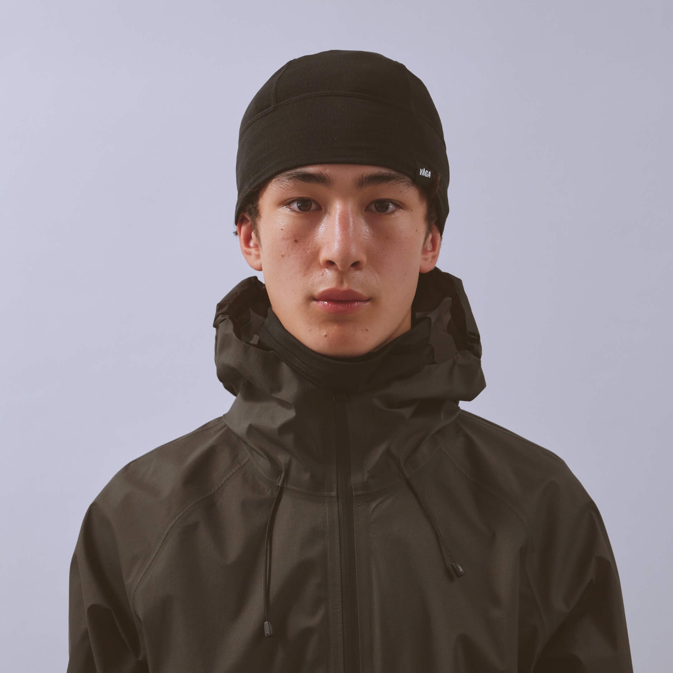 vaga-summit-performance-skull-cap-running-beanie-black-model-front.jpg
