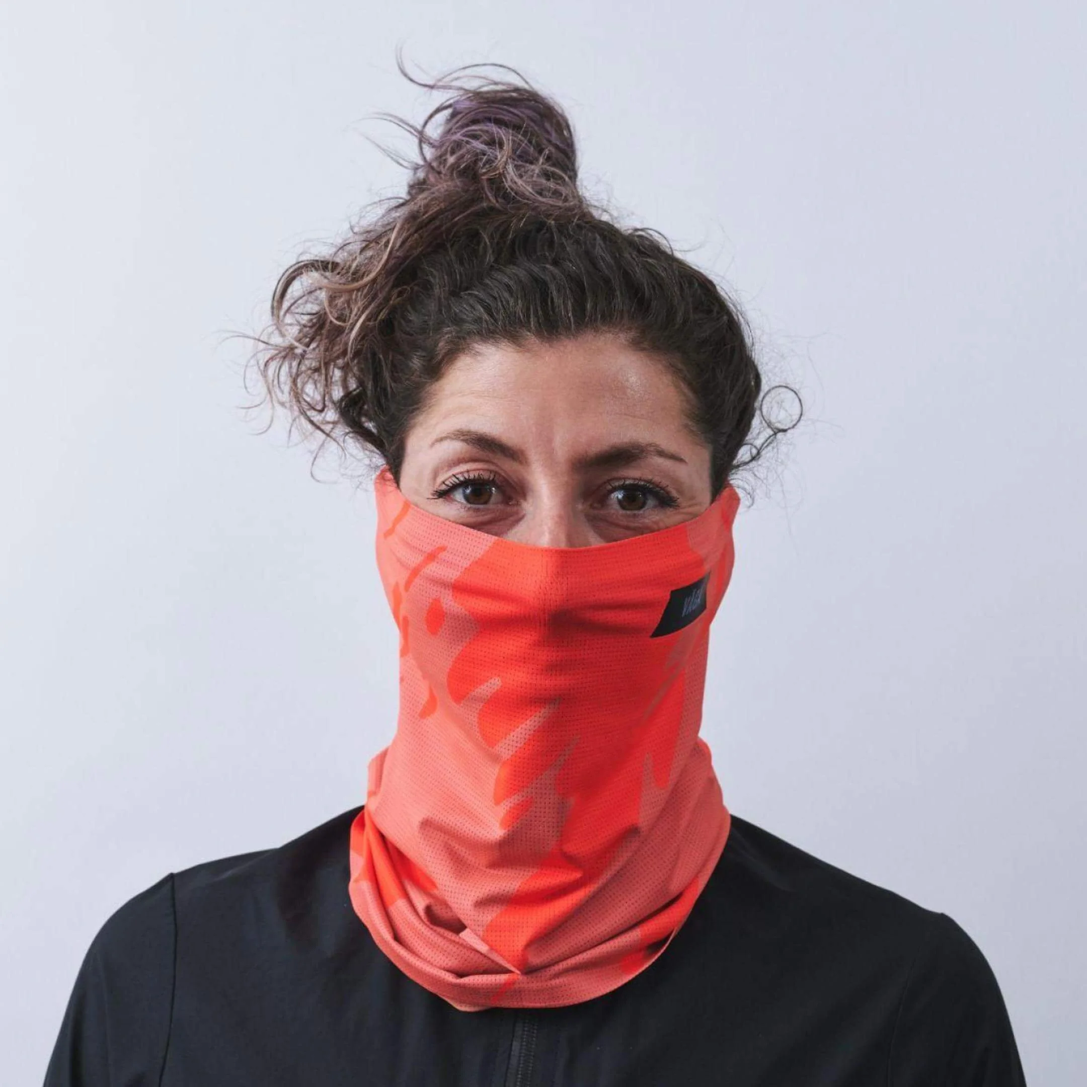 vaga-lightweight-mesh-running-neck-gaiter-clayred-coral-model-front.jpg