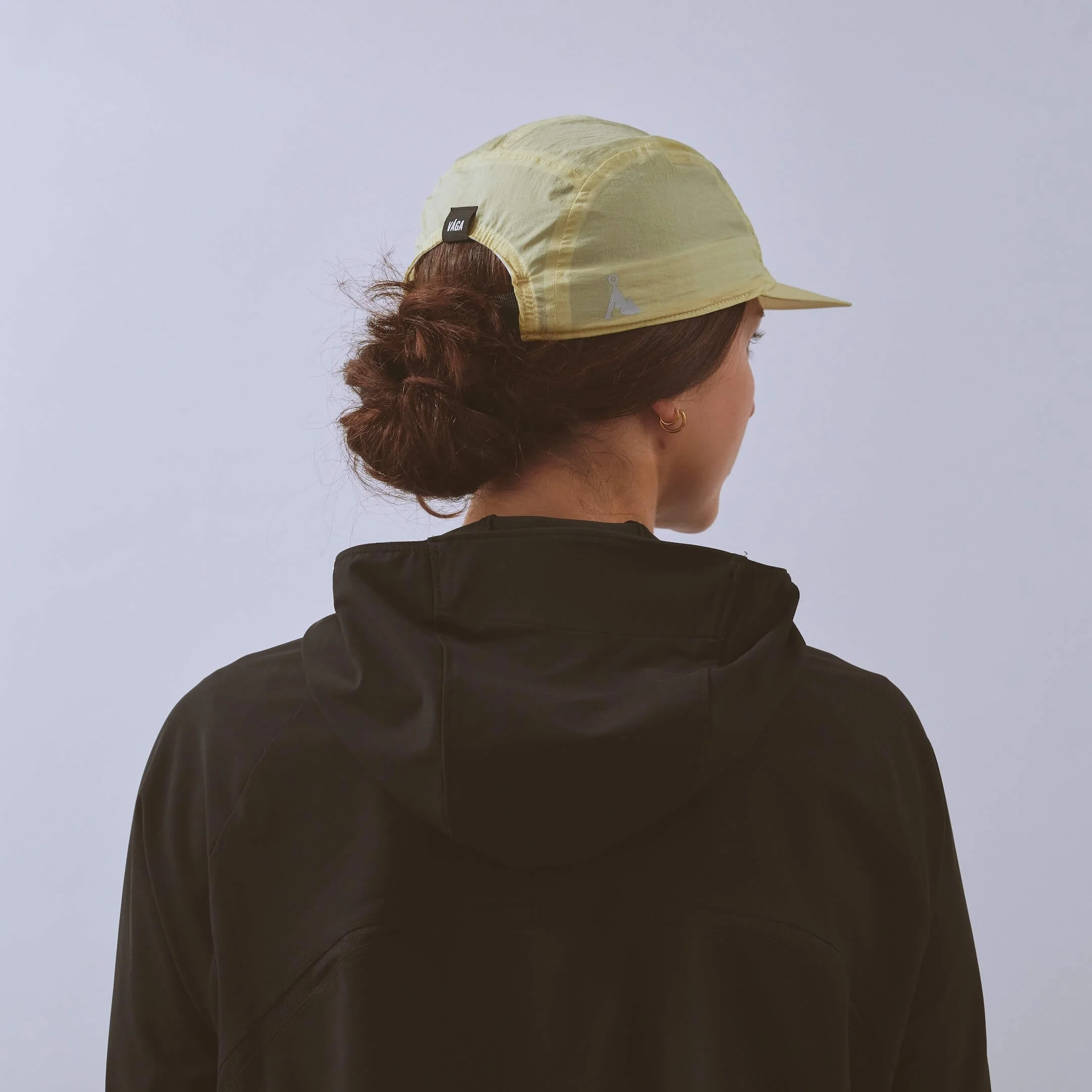 vaga-wind-resistant-cap-running-cap-sagegreen-model-back-angle.jpg