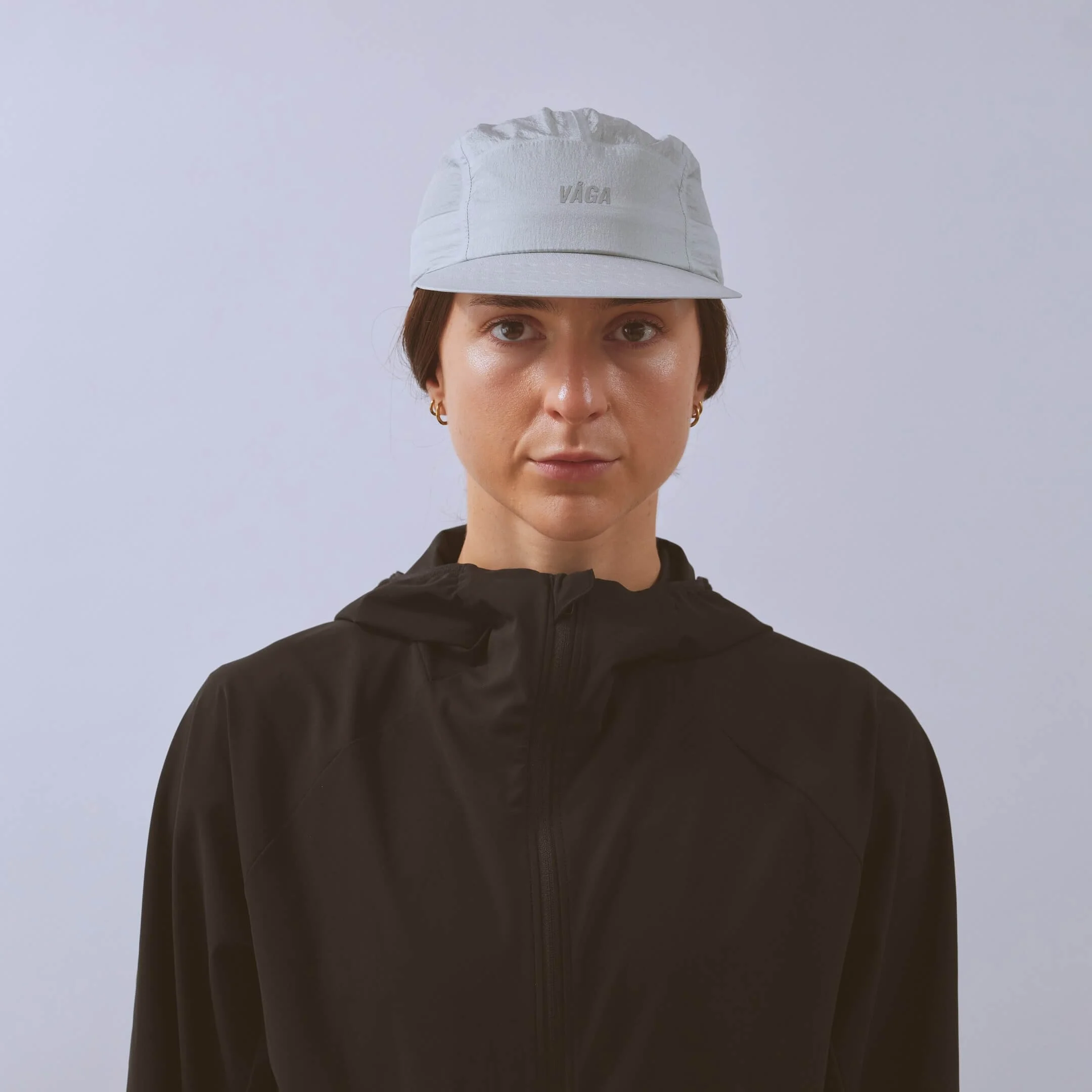vaga-wind-resistant-cap-running-cap-lightgrey-model-front.jpg