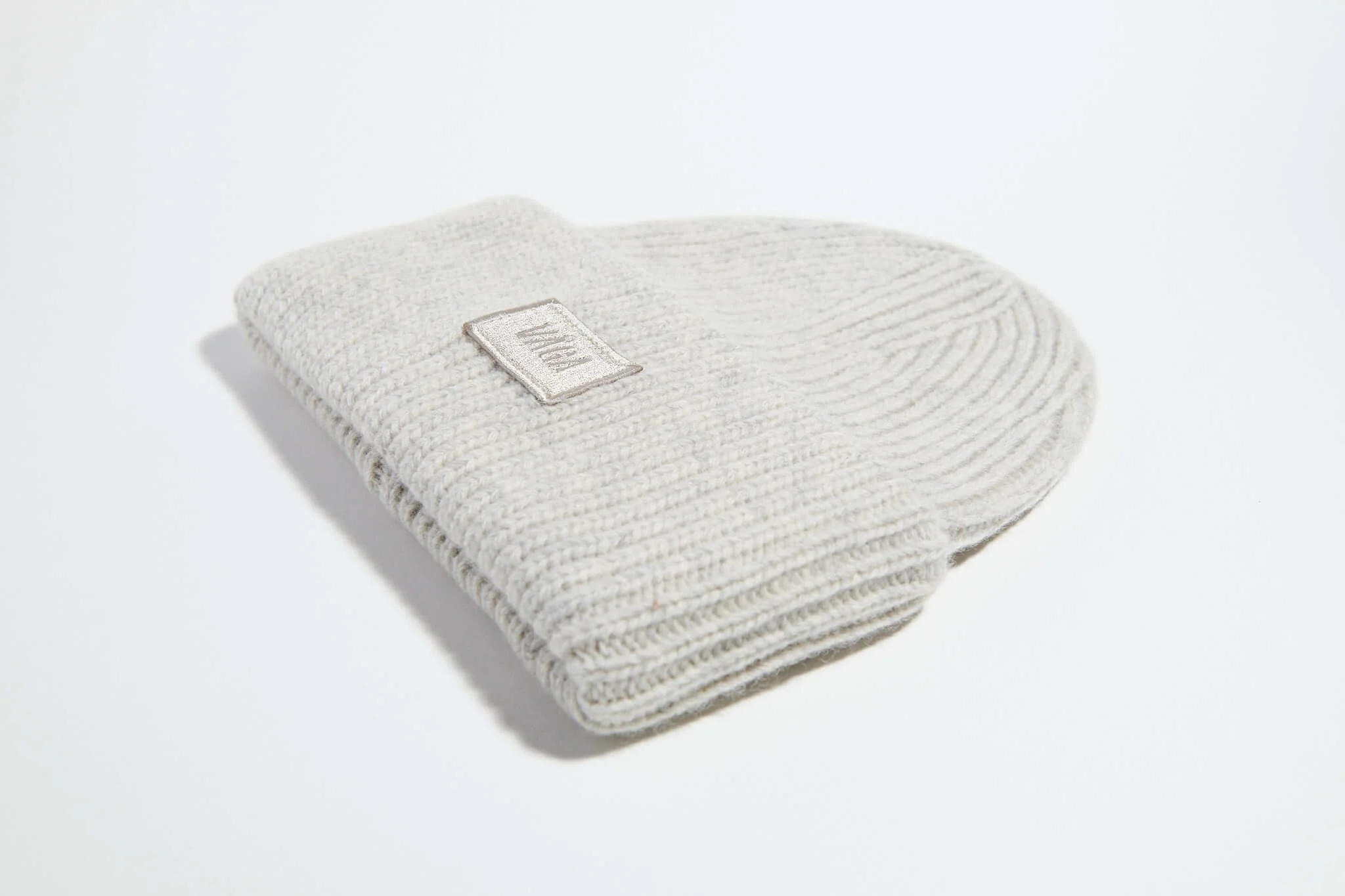 våga-chunky-beanie-white-melange-angle.jpg