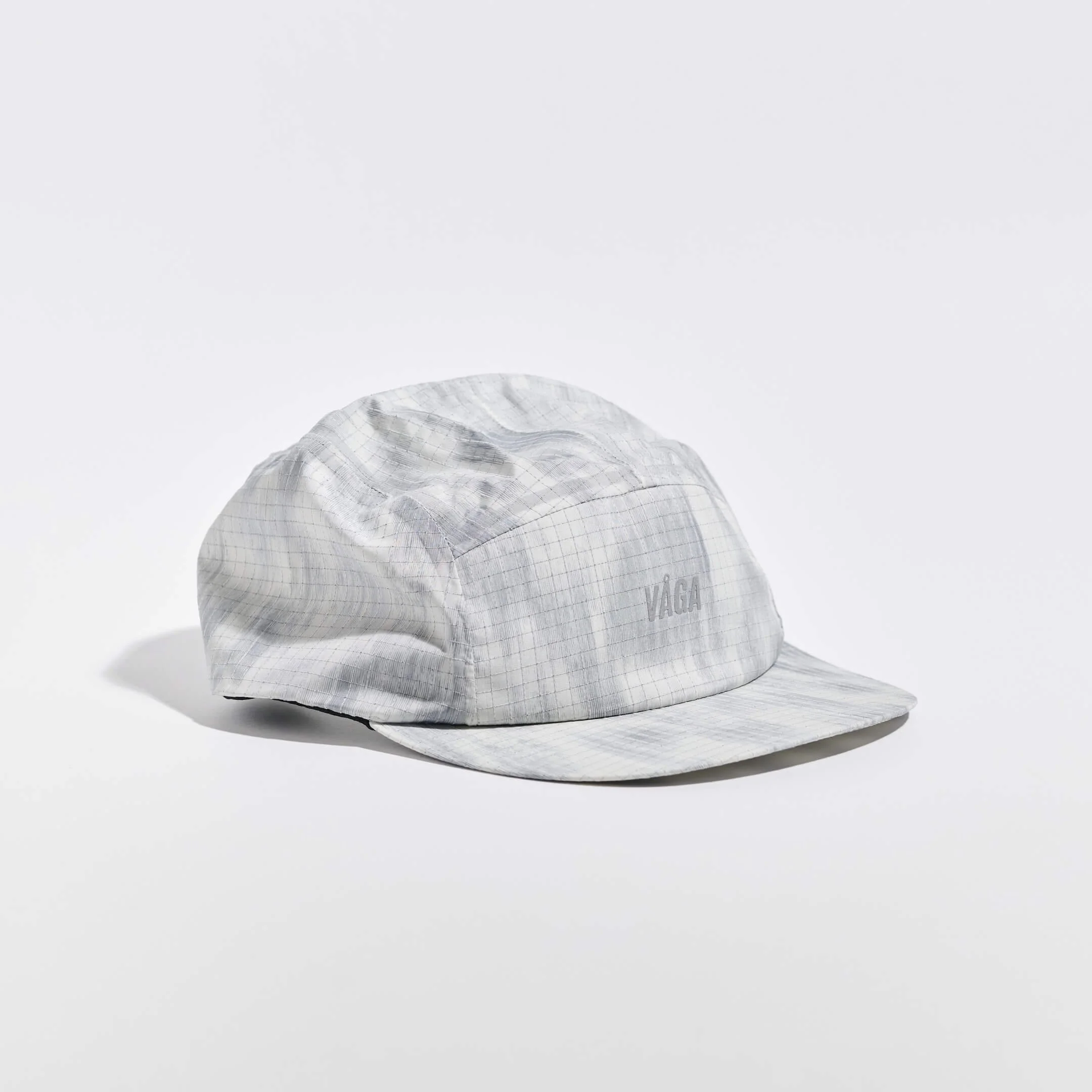 vaga-night-club-running-cap-lightgrey-silver-front-angle.jpg