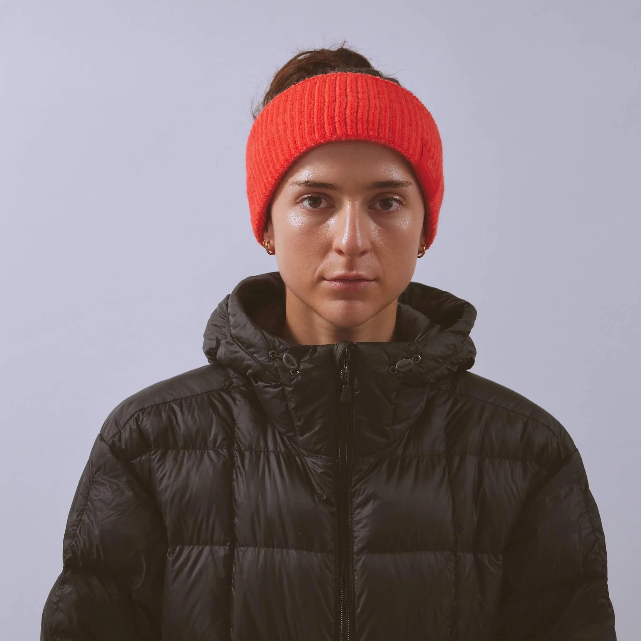 vaga-midweight-running-headband-neonpeach-flamered-model-front.jpg