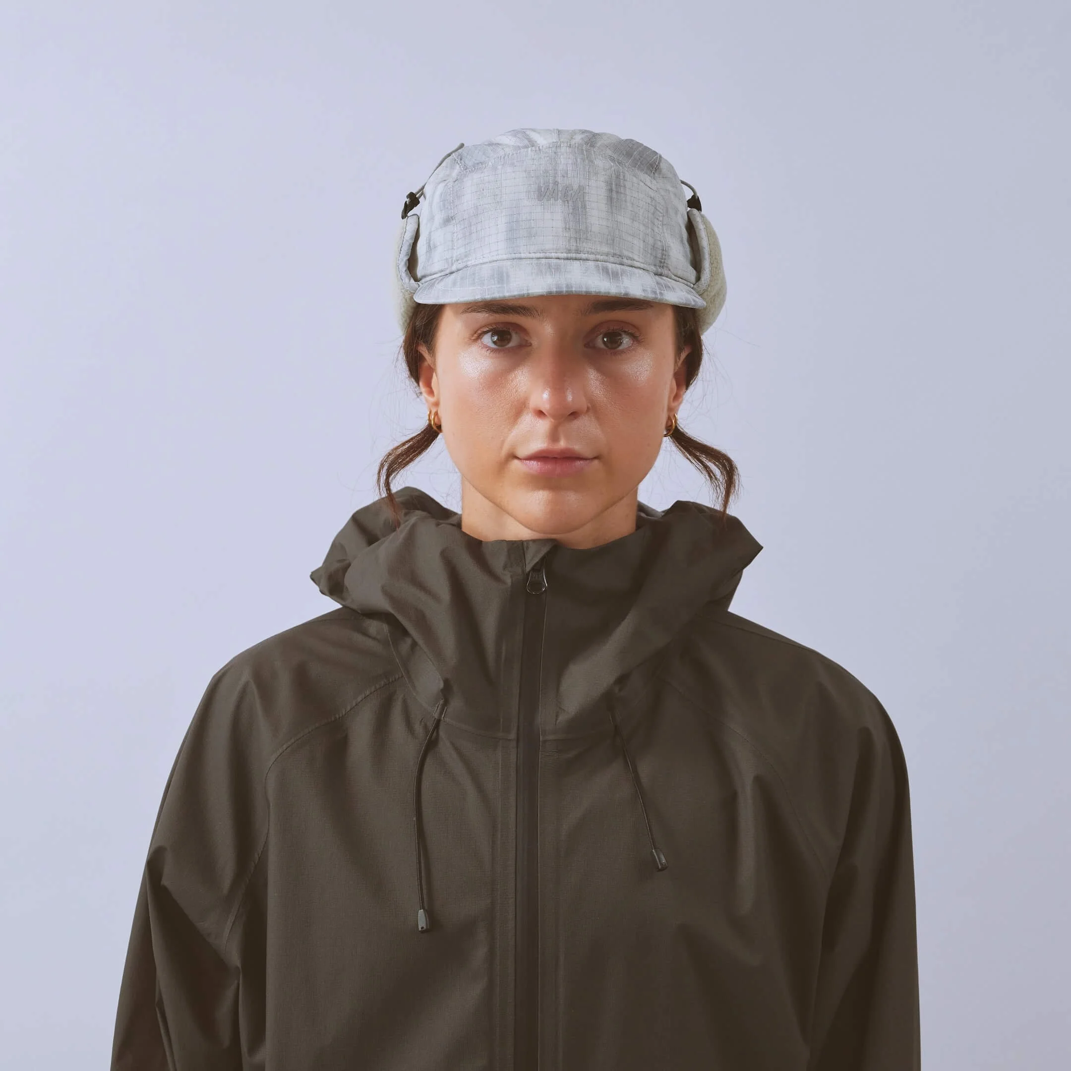 vaga-padded-hiker-cap-lightgrey-silverreflective-model-front-up.jpg