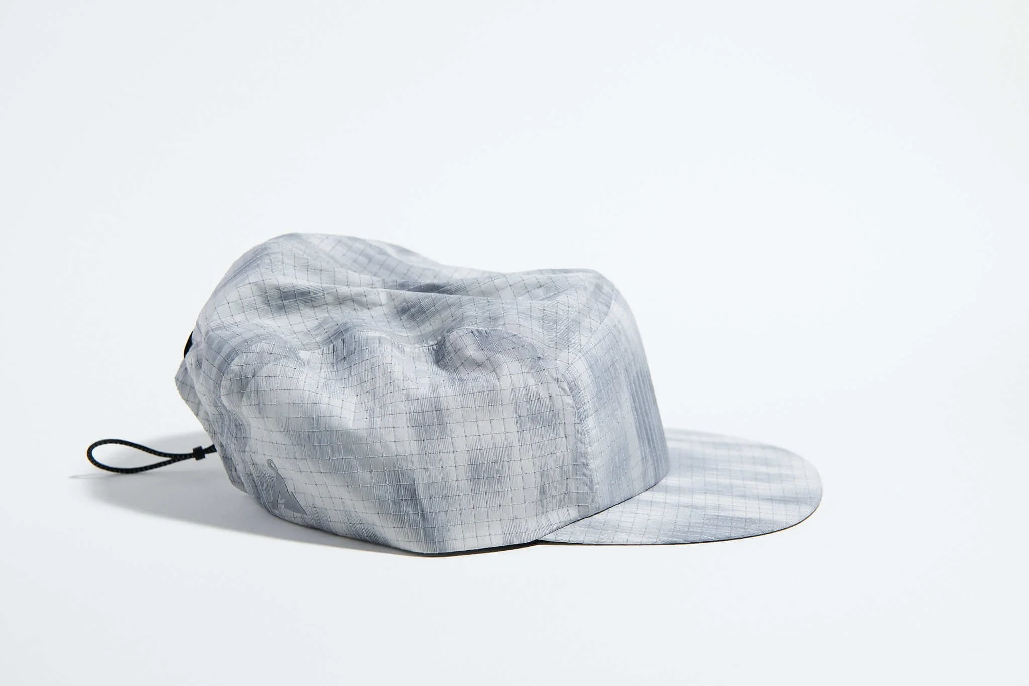 våga-night-club-cap-light-grey-silver-side.jpg