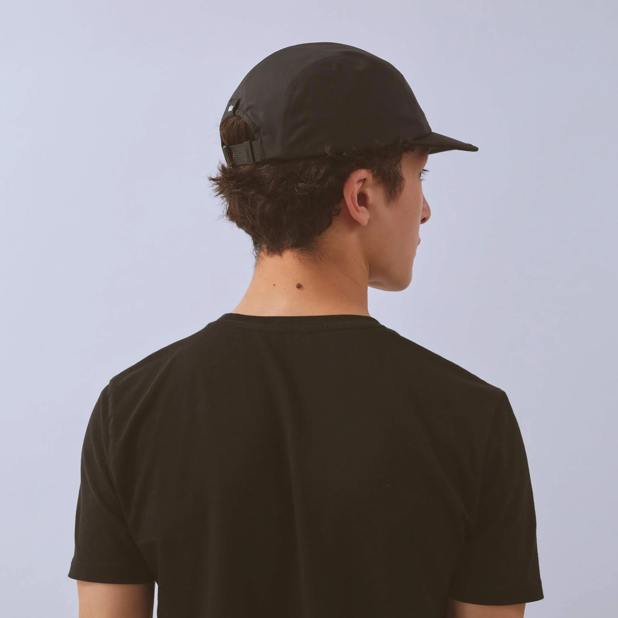 vaga-waterproof-fell-cap-running-cap-black-model-back-angle.jpg