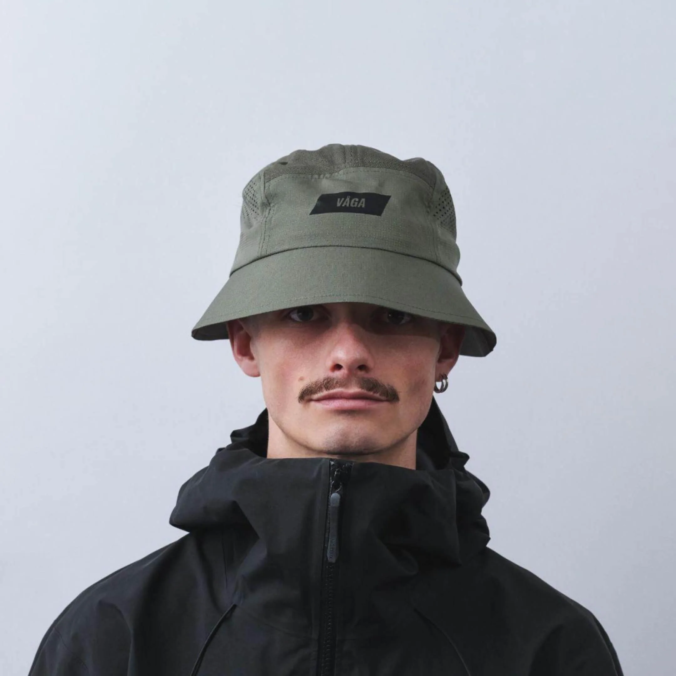 vaga-feather-racing-bucket-hat-taupe-model-front.jpg