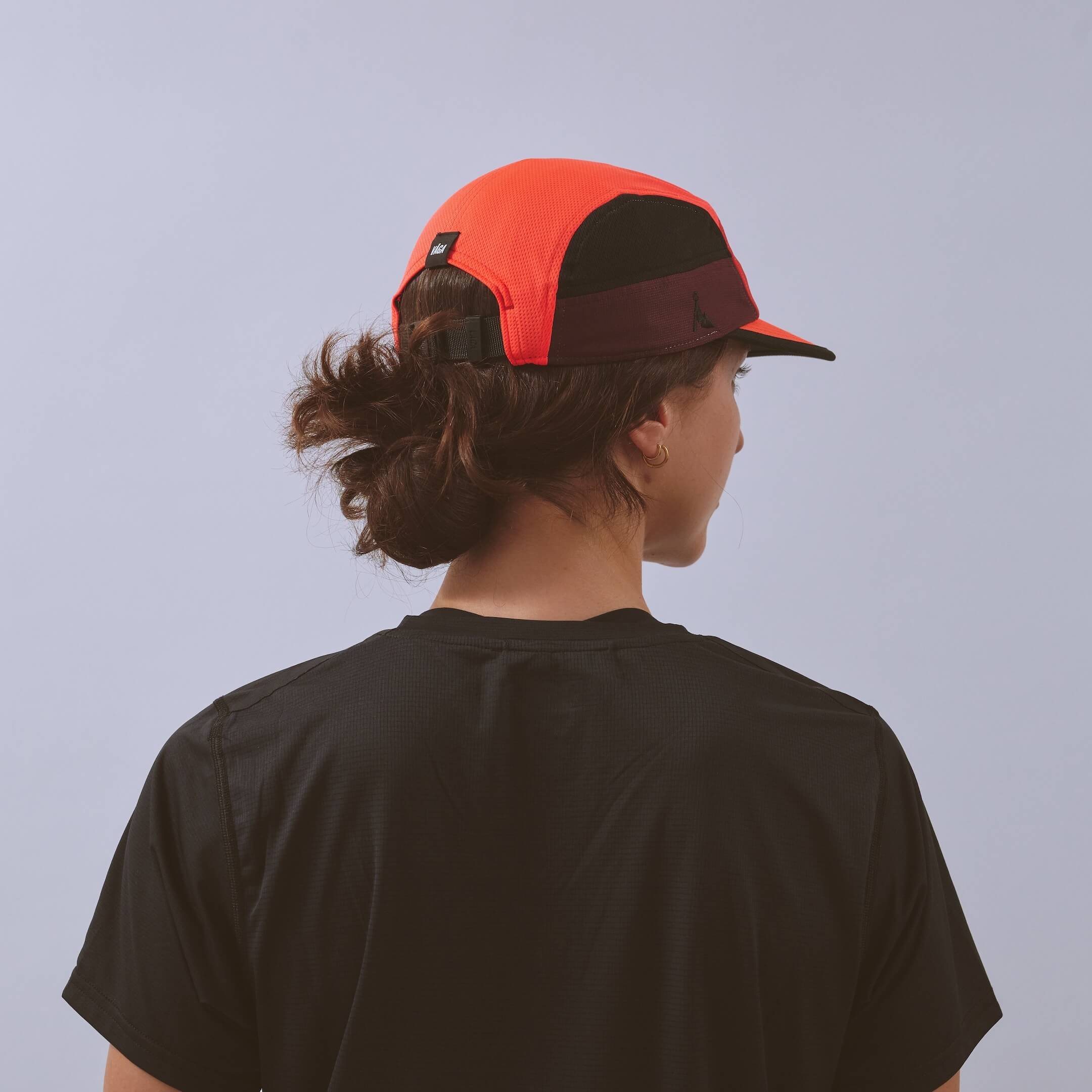 vaga-club-cap-running-cap-neoncoral-red-bordeaux-model-back-angle.jpg