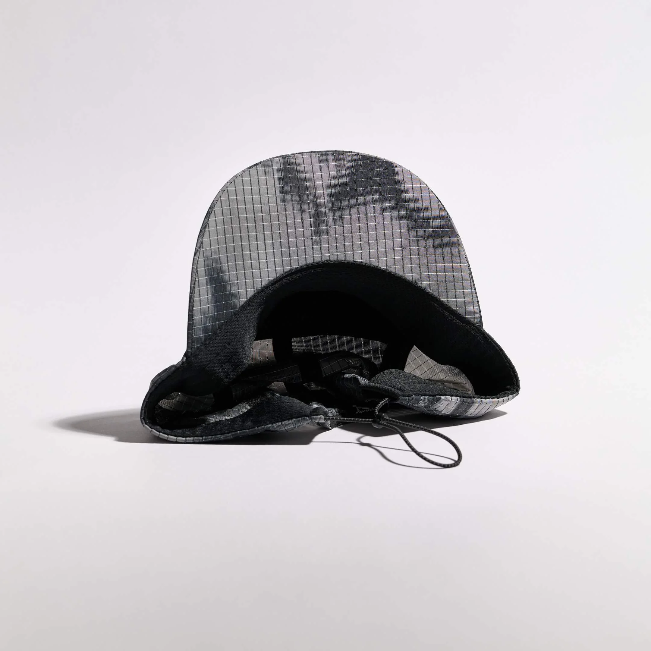vaga-night-club-reflective-running-cap-black-grey-underside.jpg