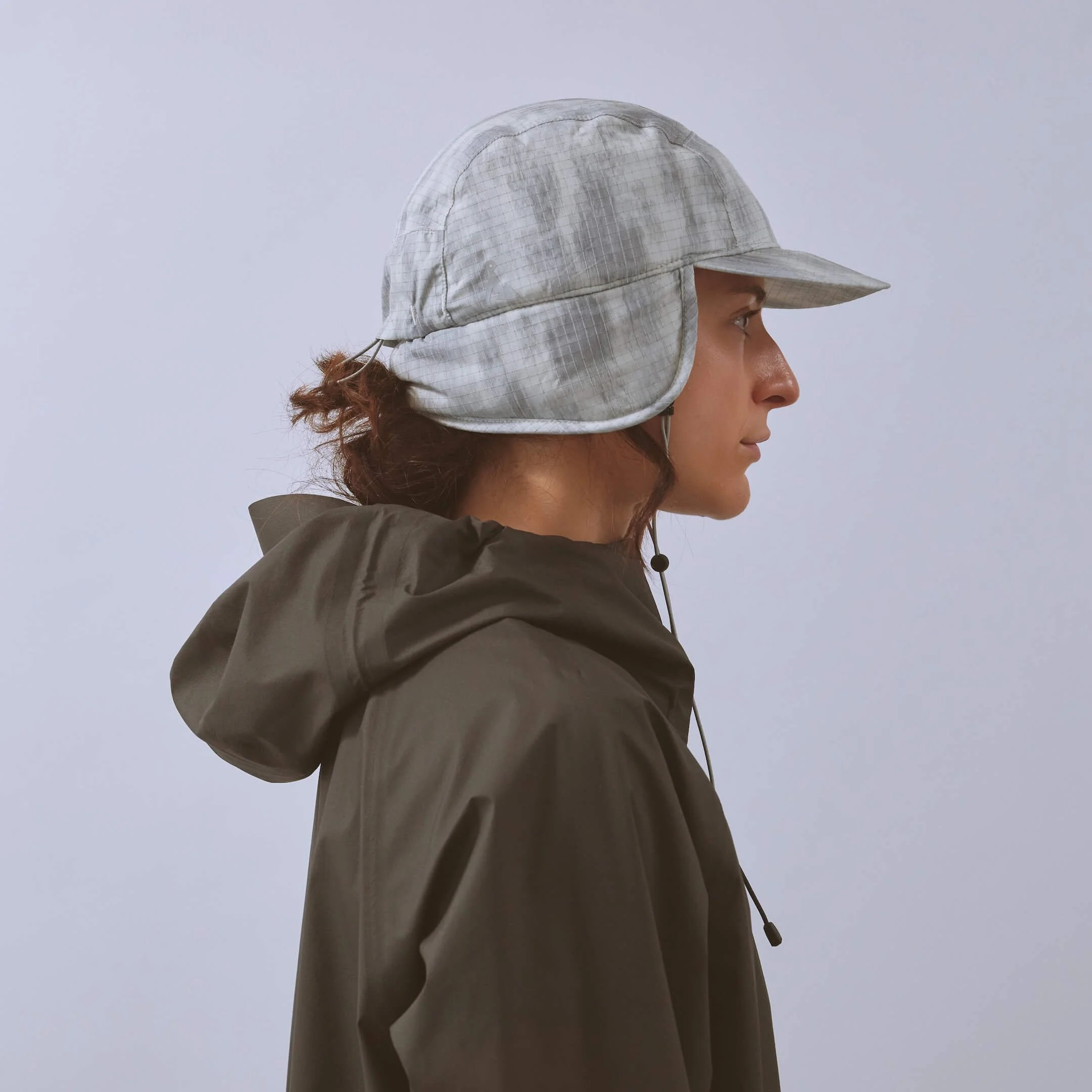 vaga-padded-hiker-cap-lightgrey-silverreflective-model-profile.jpg