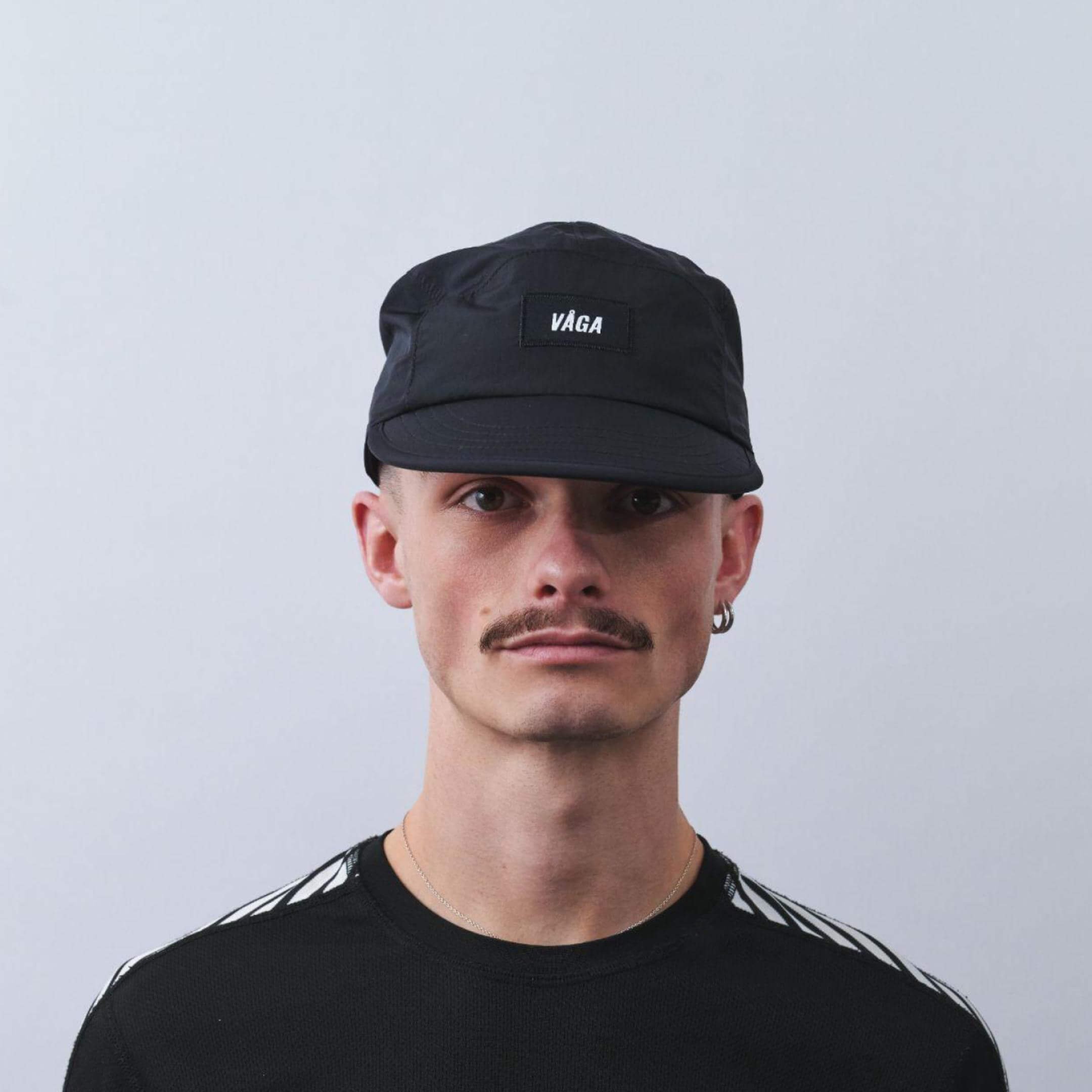 vaga-pacer-cap-running-cap-black-model-front.jpg