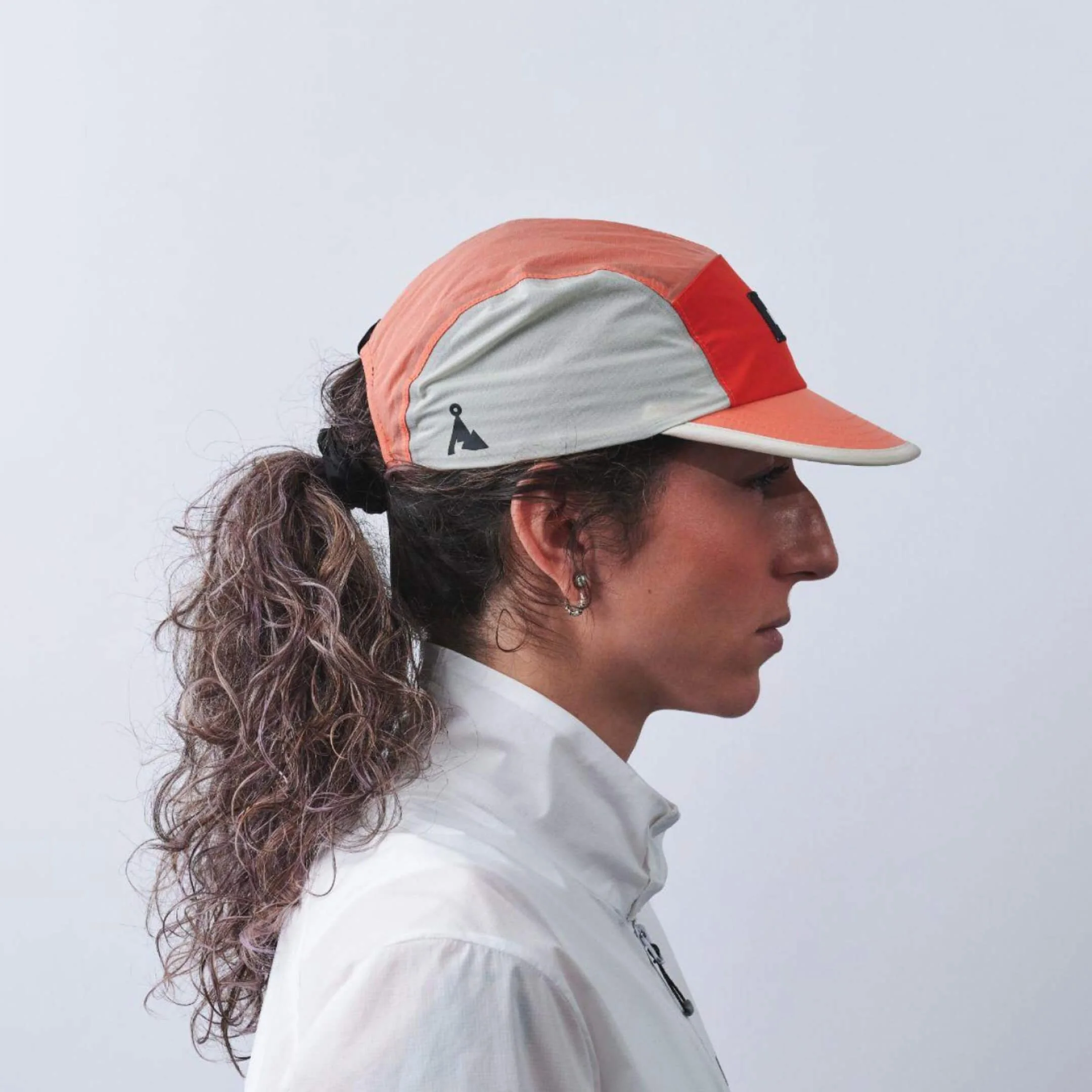 vaga-pacer-cap-running-cap-flamered-coral-dustgrey-model-profile.jpg