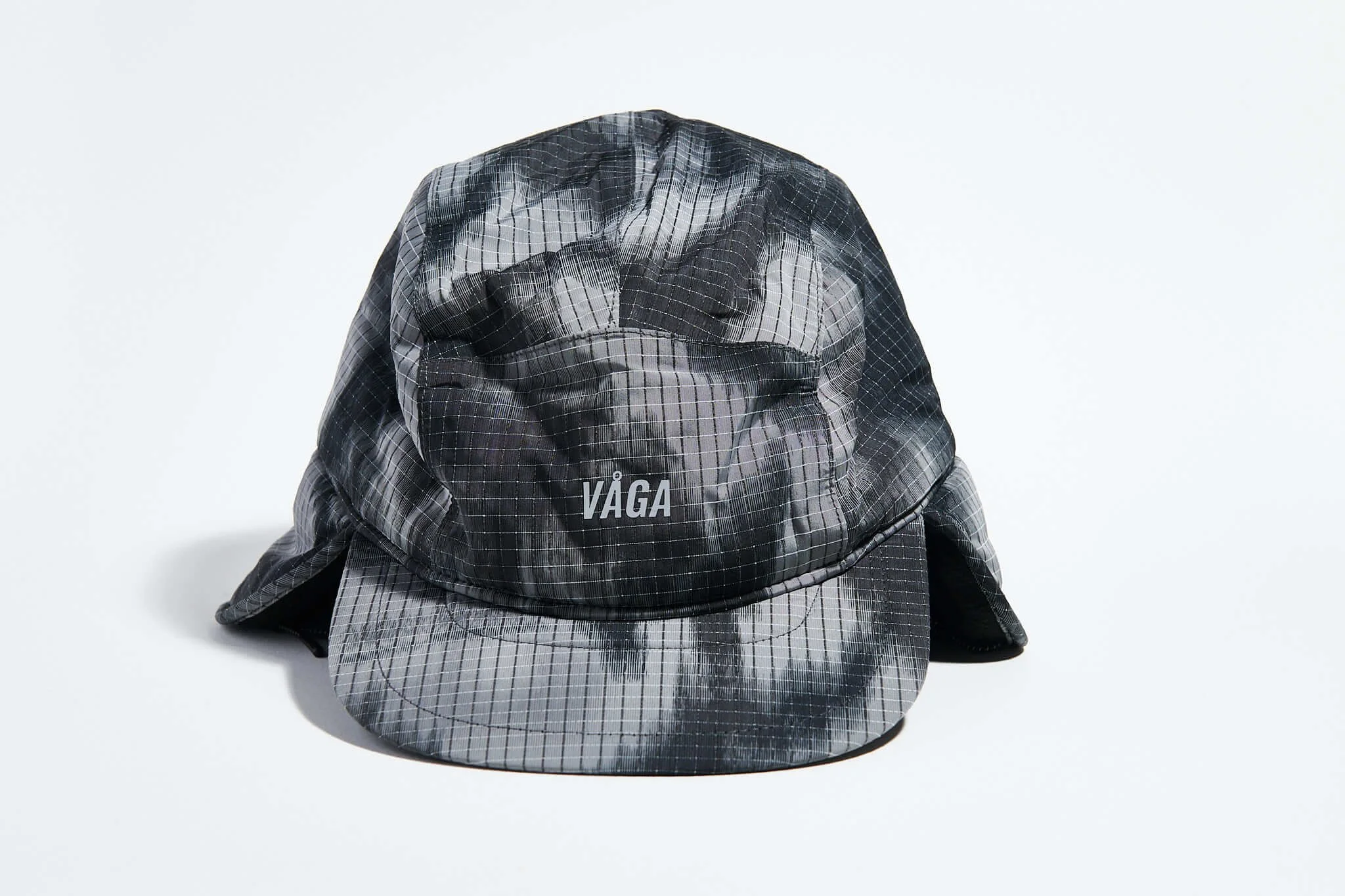 våga-padded-hiker-cap-black-grey-reflective-front.jpg