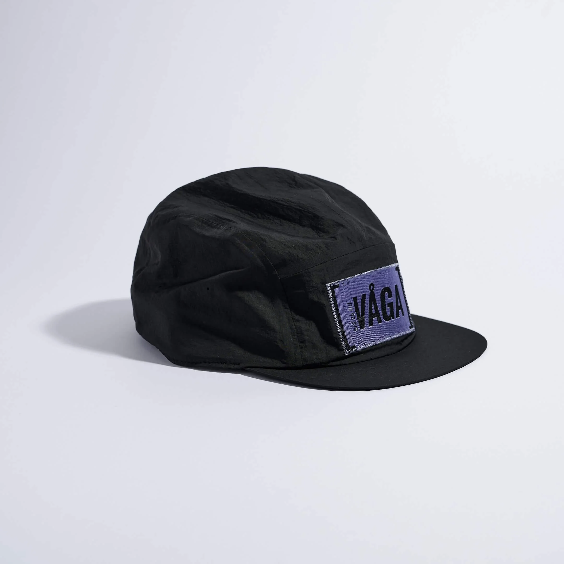 vaga-feather-edge-cap-racing-cap-black-angle.jpg