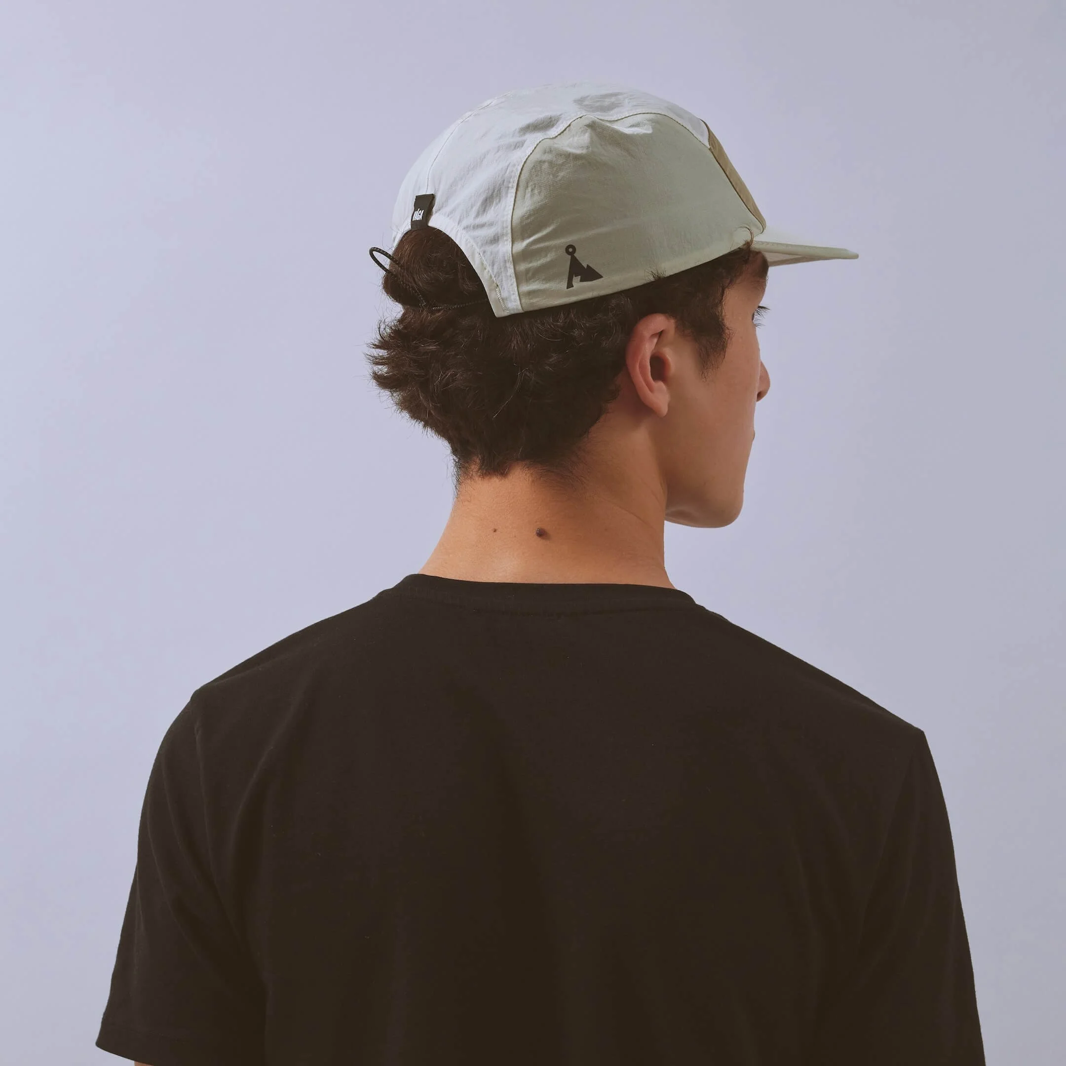 vaga-pacer-running-cap-dustgrey-taupe-model-back-angle.jpg