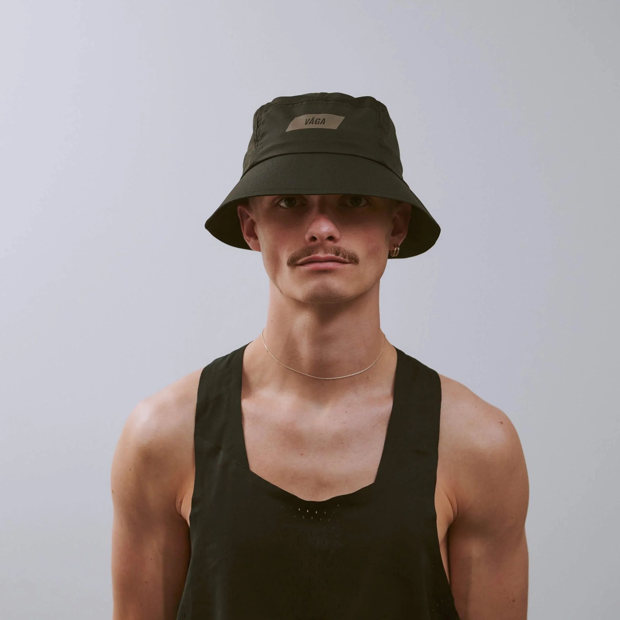 vaga-feather-racing-bucket-hat-black-r-model-front.jpg