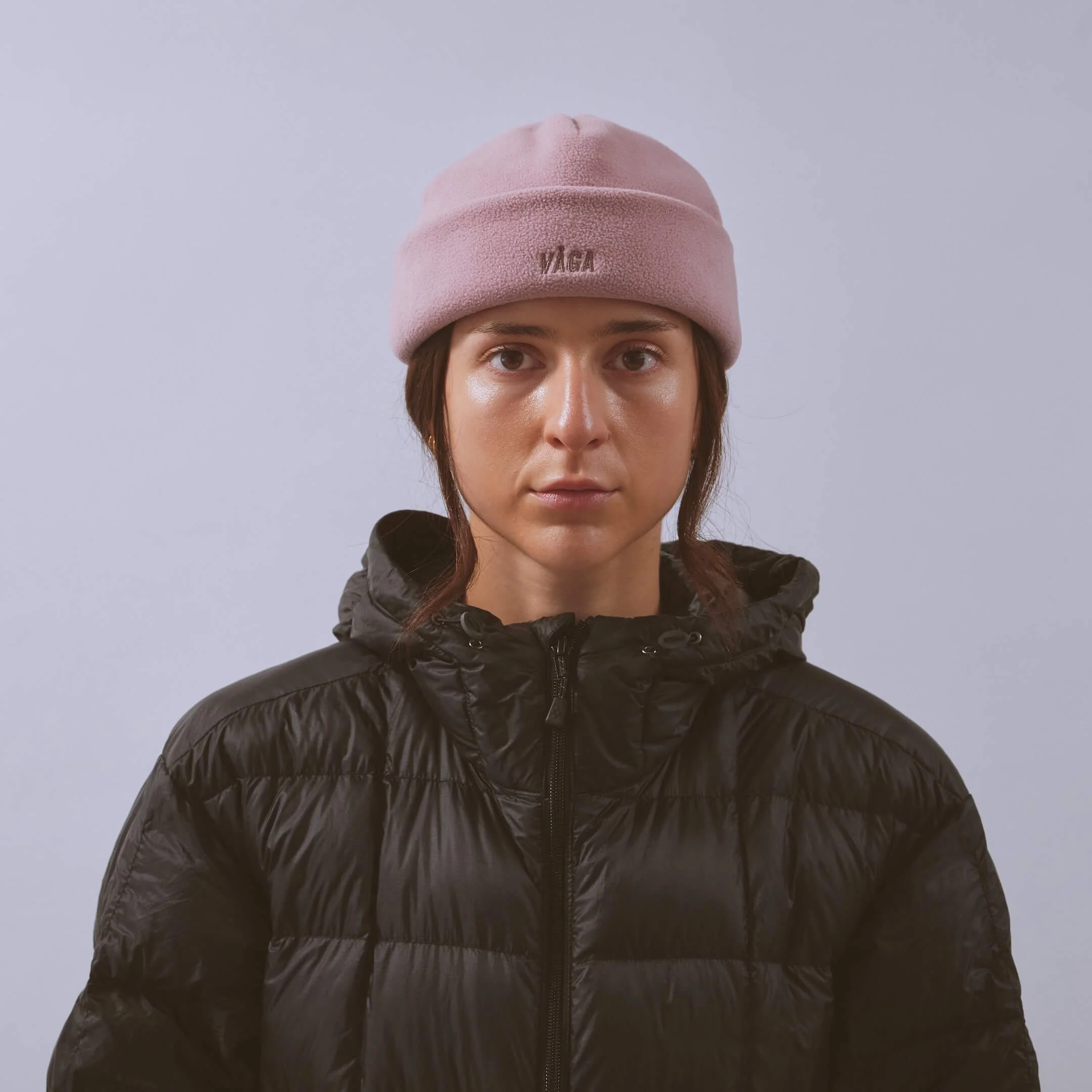 vaga-fleece-beanie-running-hat-duskyrose-model-front.jpg