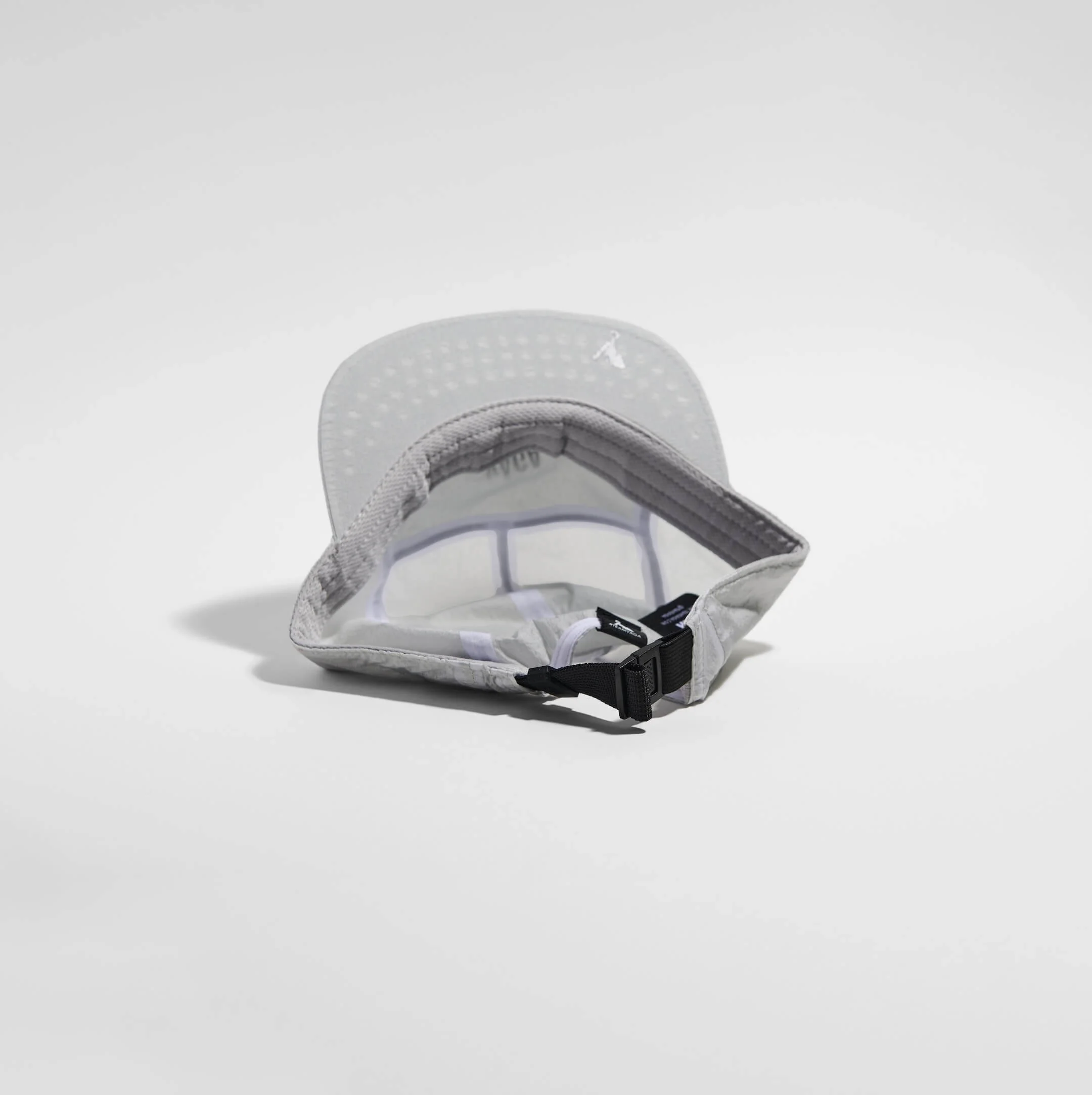 vaga-wind-resistant-cap-running-cap-light-grey-underneath.jpg