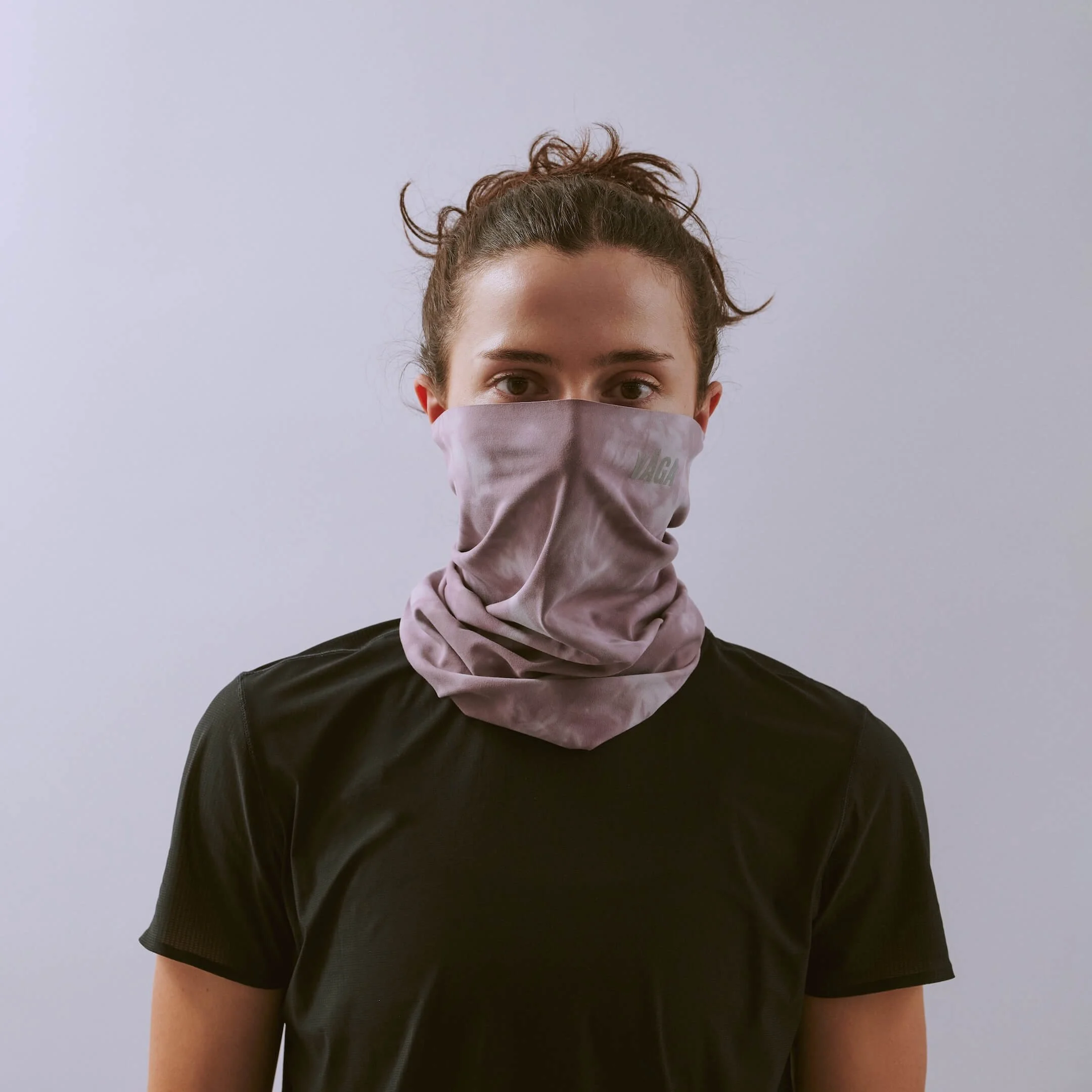 vaga-tie-dye-running-neck-gaiter-purple-pink-offwhite-l-model-front.jpg