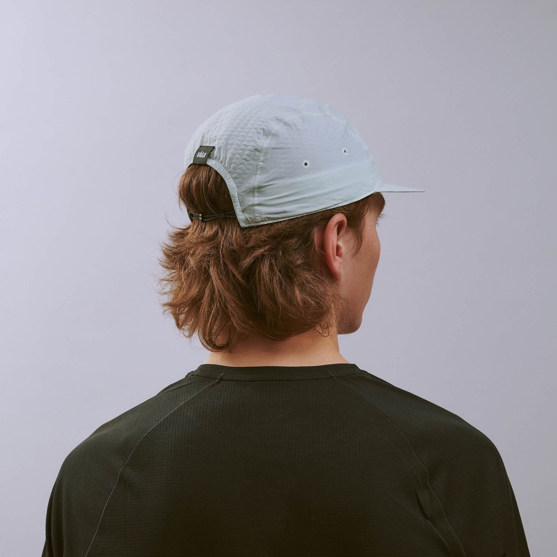 vaga-viper-lite-cap-textured-running-cap-mint-e-model-angle.jpg