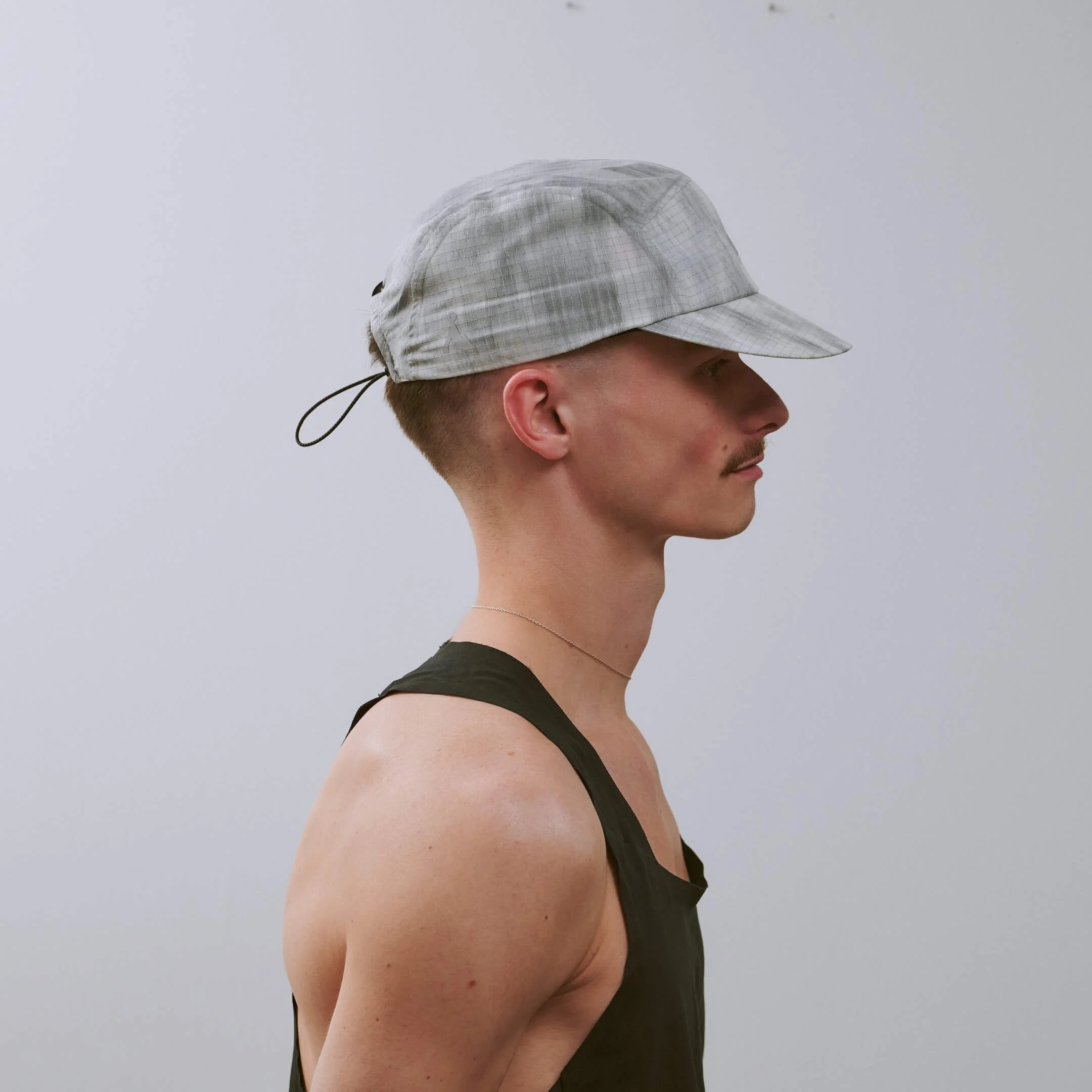 vaga-night-club-reflective-running-cap-lightgrey-silver-r-model-profile.jpg