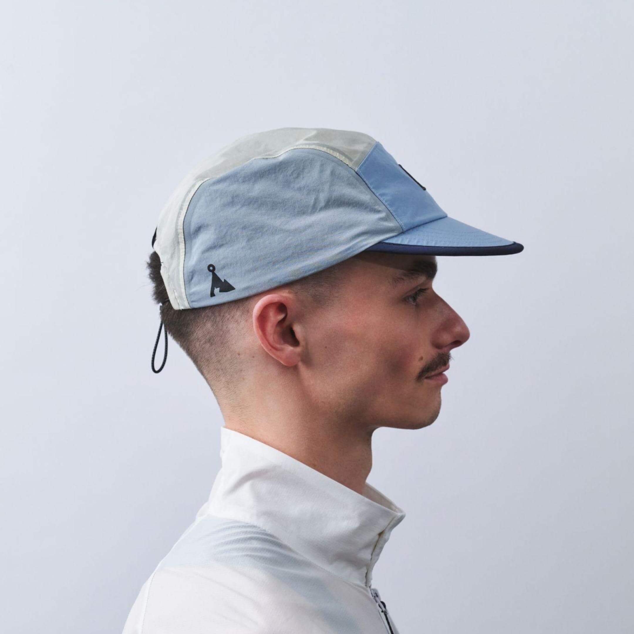 vaga-pacer-cap-running-cap-postalblue-dustgrey-navy-model-profile.jpg