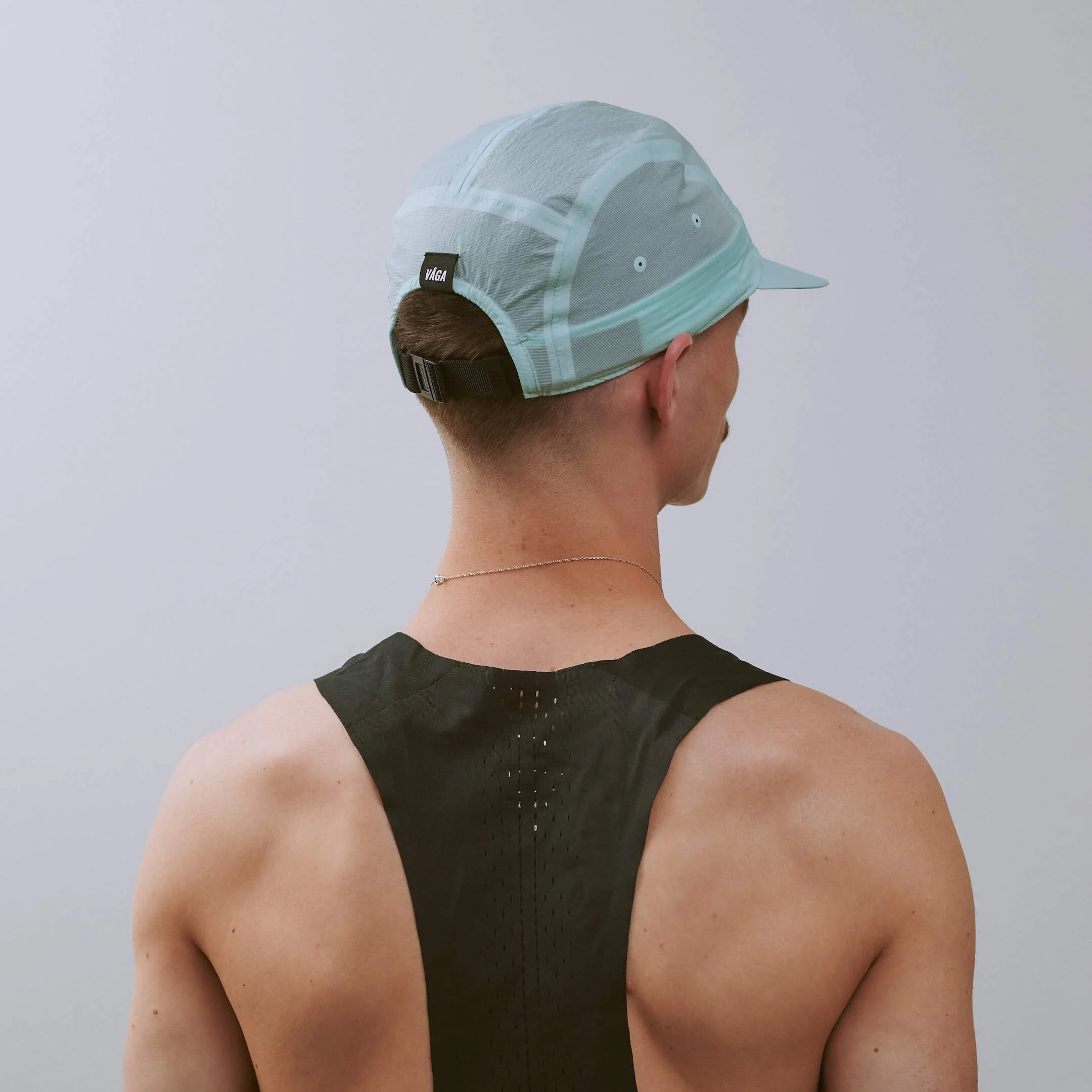 vaga-feather-edge-cap-racing-cap-mint-r-model-angle.jpg