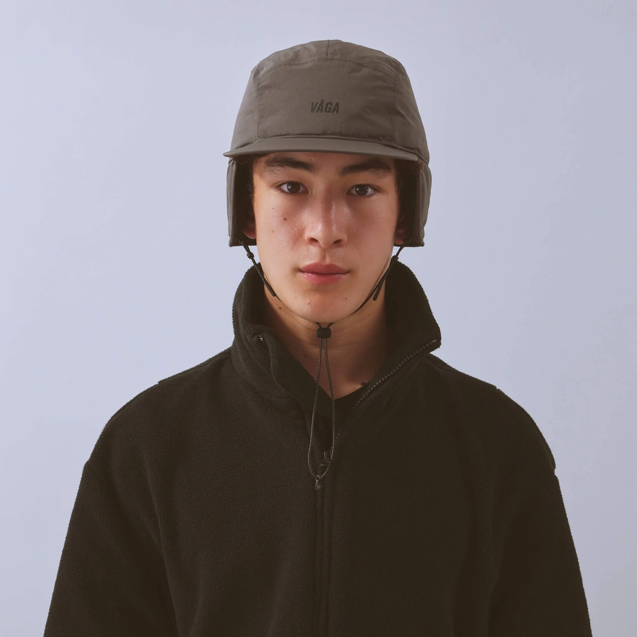 vaga-padded-hiker-cap-midgrey-model-front.jpg