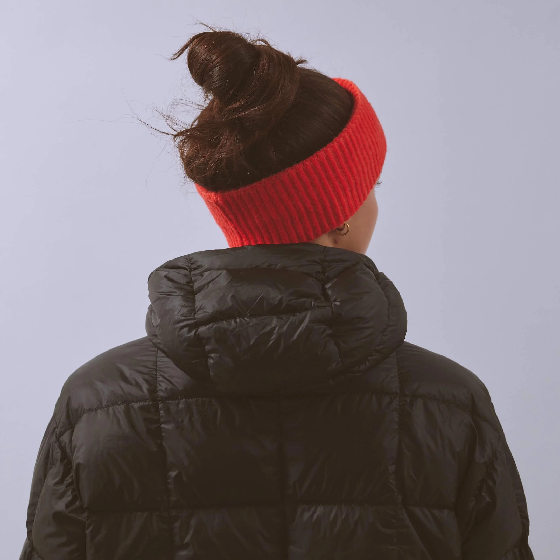 vaga-midweight-running-headband-neonpeach-flamered-model-back-angle.jpg