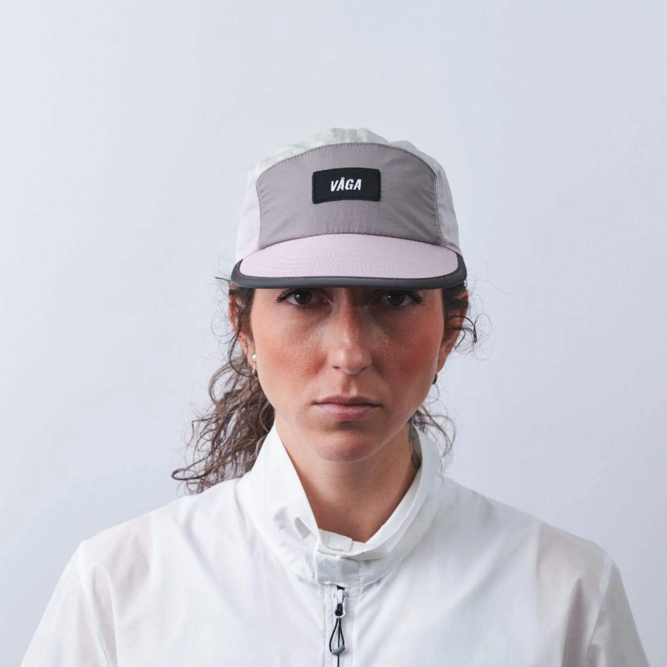 vaga-pacer-cap-running-cap-lilac-dustgrey-smokegrey-model-front.jpg