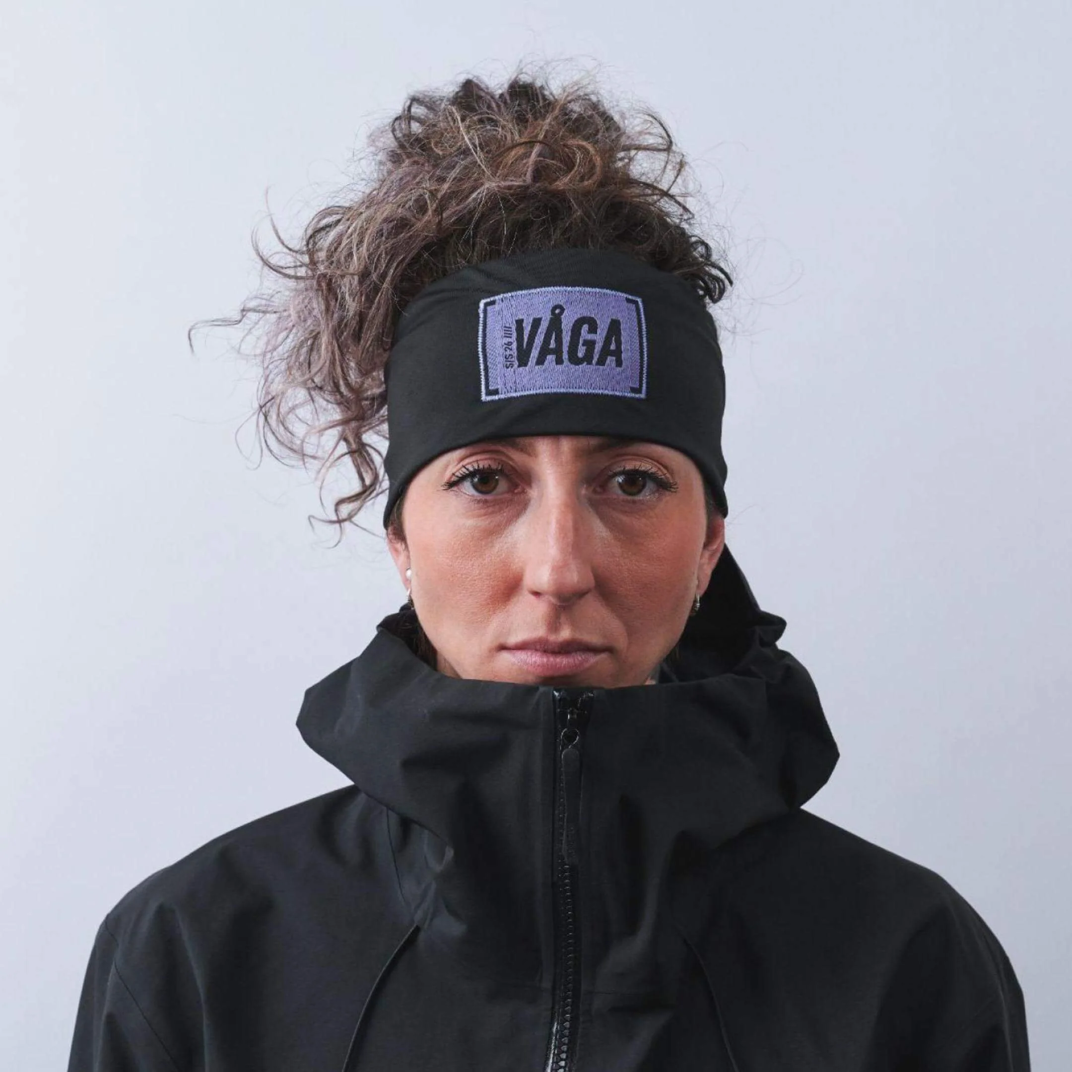 vaga-midweight-supersoft-running-headband-black-model-front.jpg