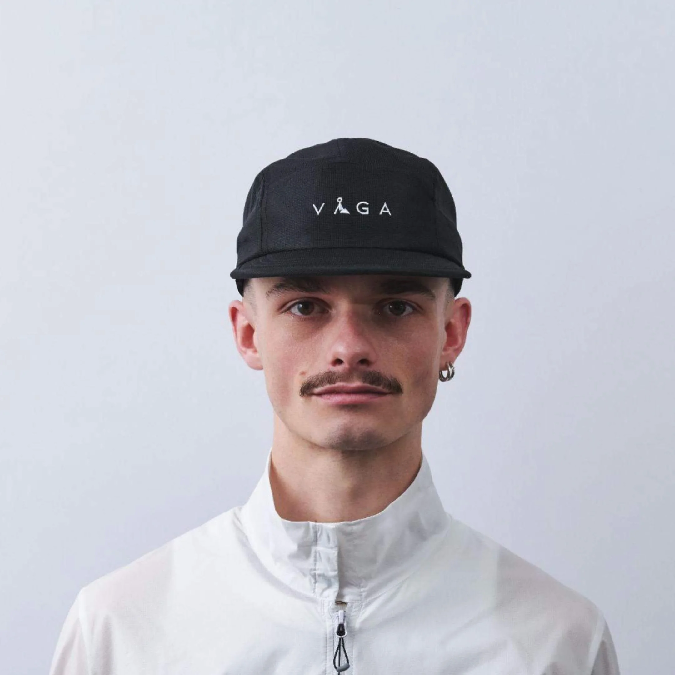 vaga-club-cap-running-cap-stormblack-model-front.jpg