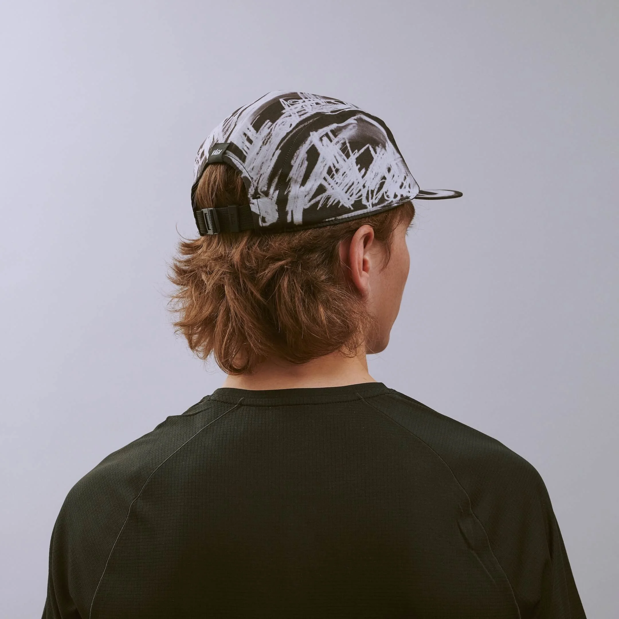 vaga-scribble-running-cap-black-white-e-model-angle.jpg