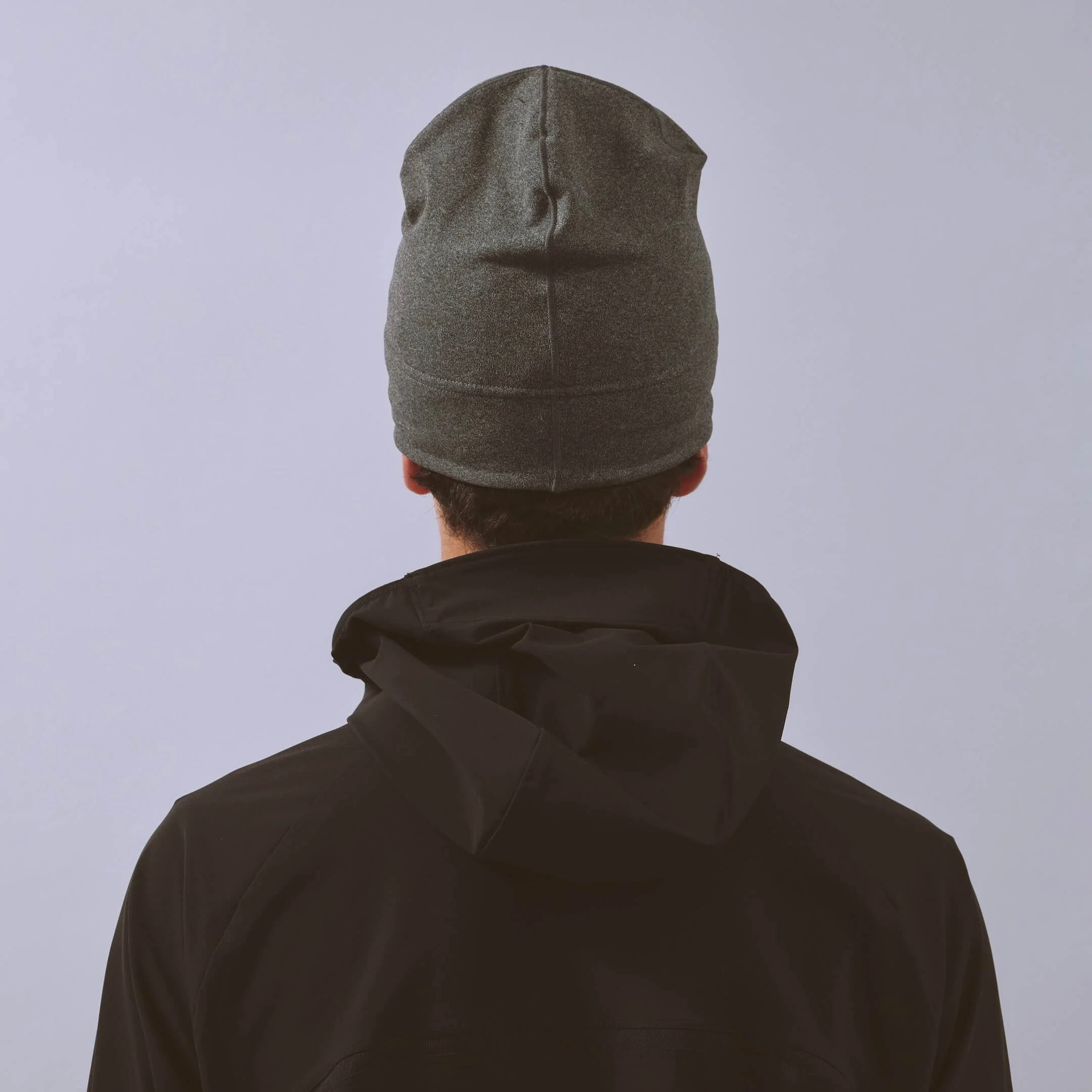 vaga-performance-skull-cap-running-hat-darkgreymelange-model-back.jpg