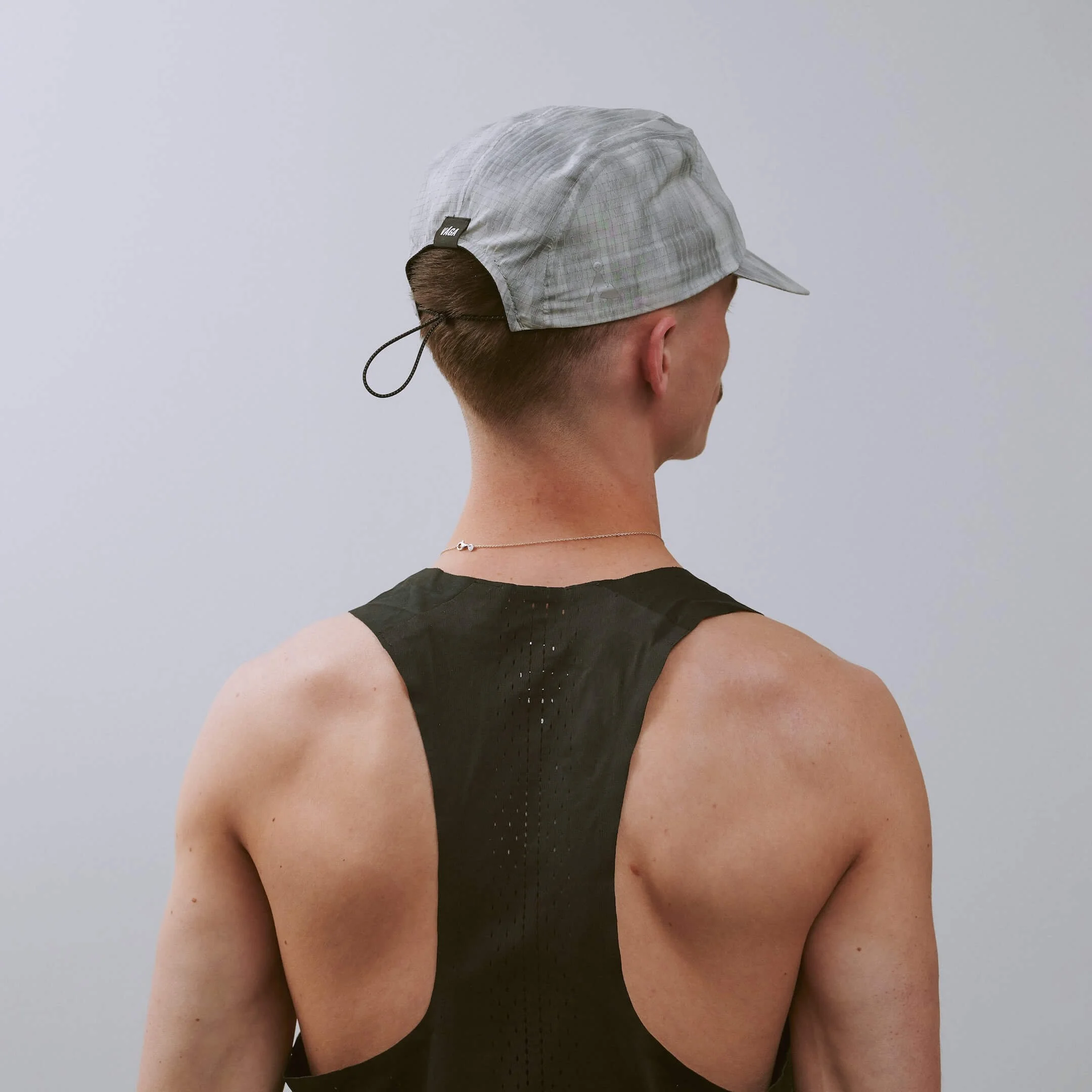 vaga-night-club-reflective-running-cap-lightgrey-silver-r-model-angle.jpg